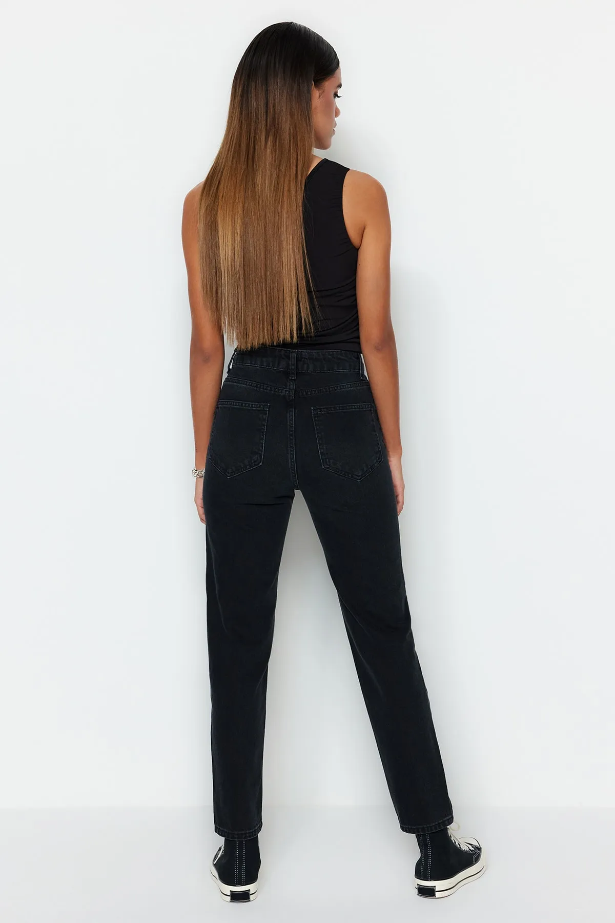 Trendyol Collection  Schwarze Mom-Jeans mit hoher Taille TWOSS23JE00085