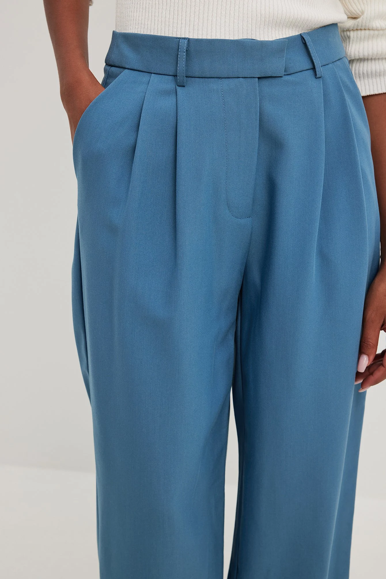Weite Hose mit hoher Taille und Bundfalten