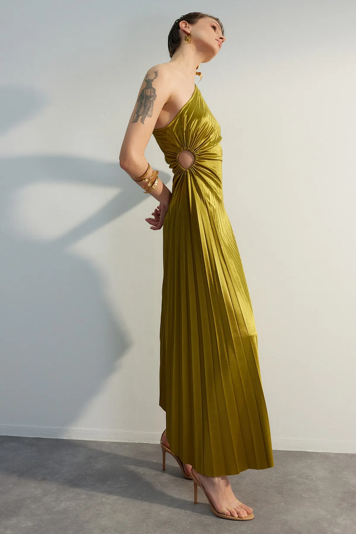 Trendyol Collection  Hellgrünes asymmetrisches Strick-Abendkleid aus Satin mit Faltendetails TPRSS23EL00557