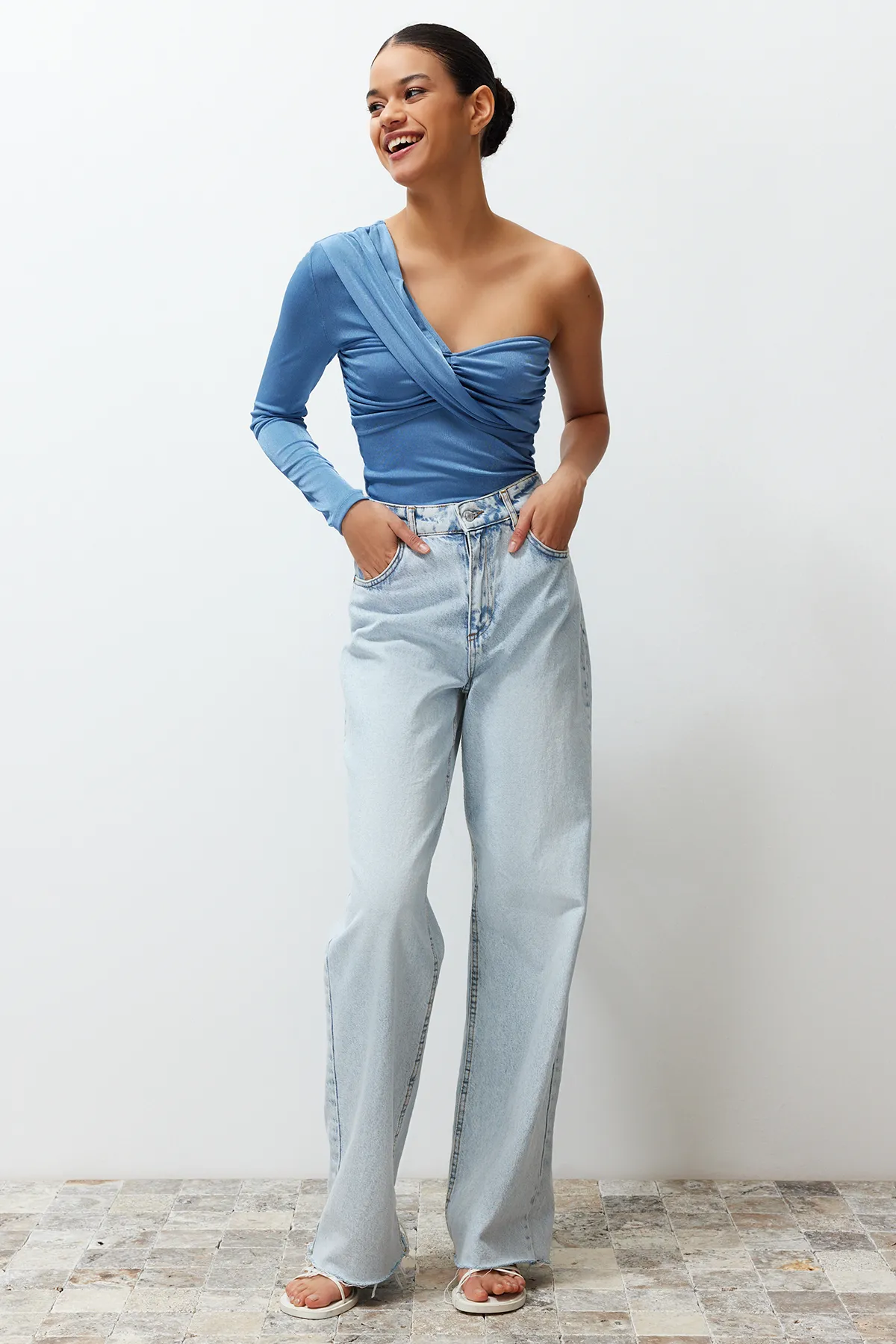Trendyol Collection  Blaue, hochwertige, glänzende Oberfläche und weiche Textur, Shir-Detail, einärmelige Strickbluse TWOSS24BZ00390