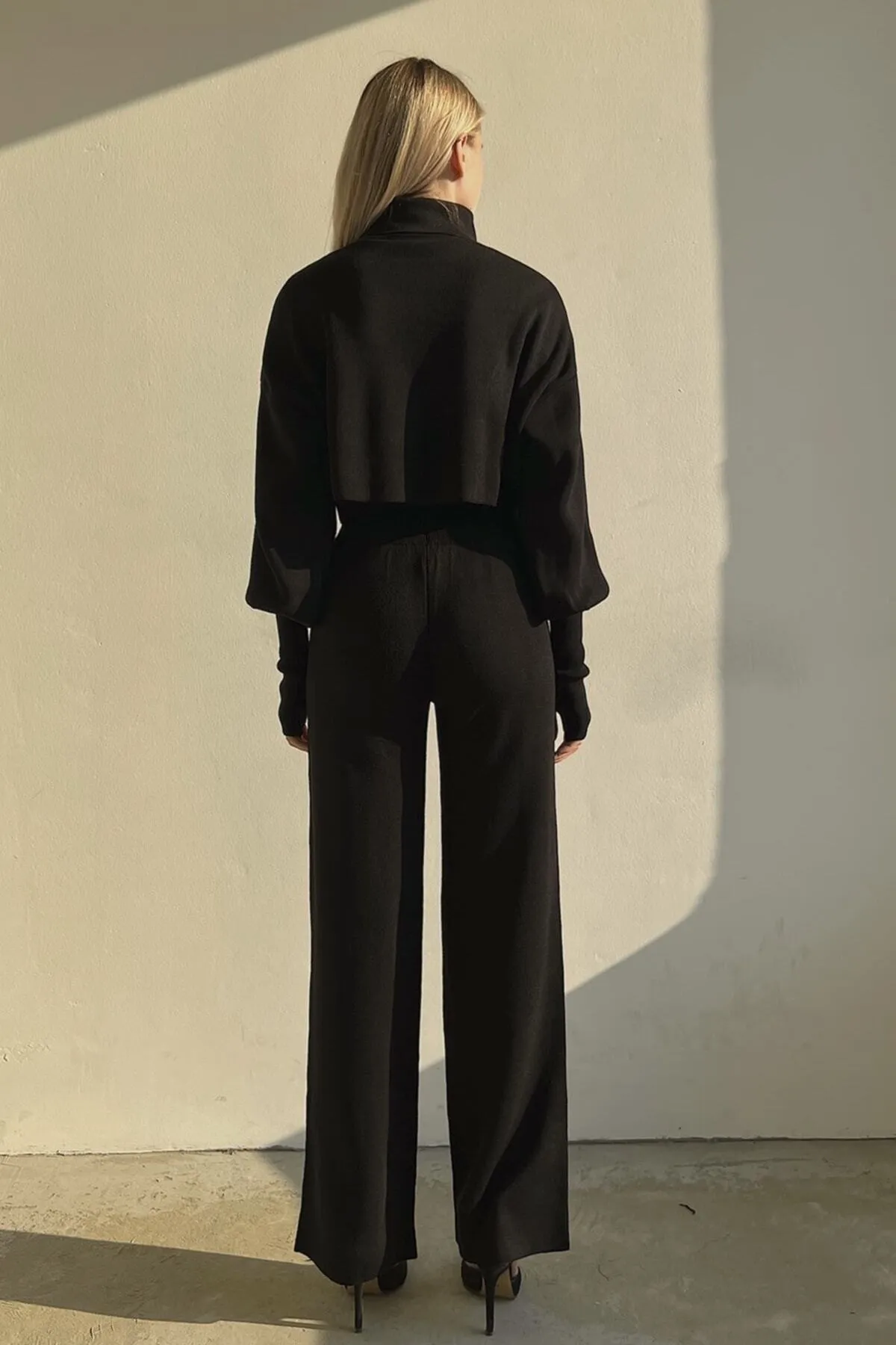 vuvutasarım  Set aus dehnbarem schwarzem Strick-Sweatshirt mit Rollkragen und Handdruck und Strickhose mit hoher Taille