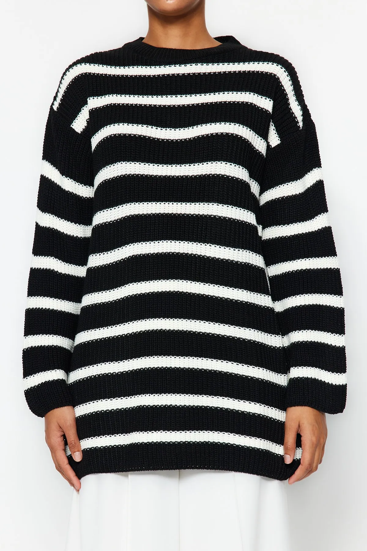 Trendyol Modest  Schwarz gestreifter Thessaloniki-Strickpullover TCTAW24AK00000