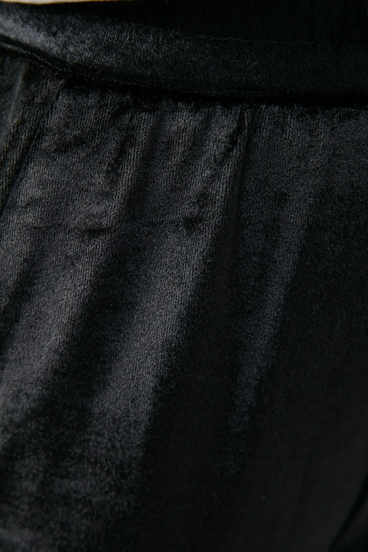 Nottis by Trendyol  Schwarze Jogger-Strickhose aus Samt TWOAW22EA0674