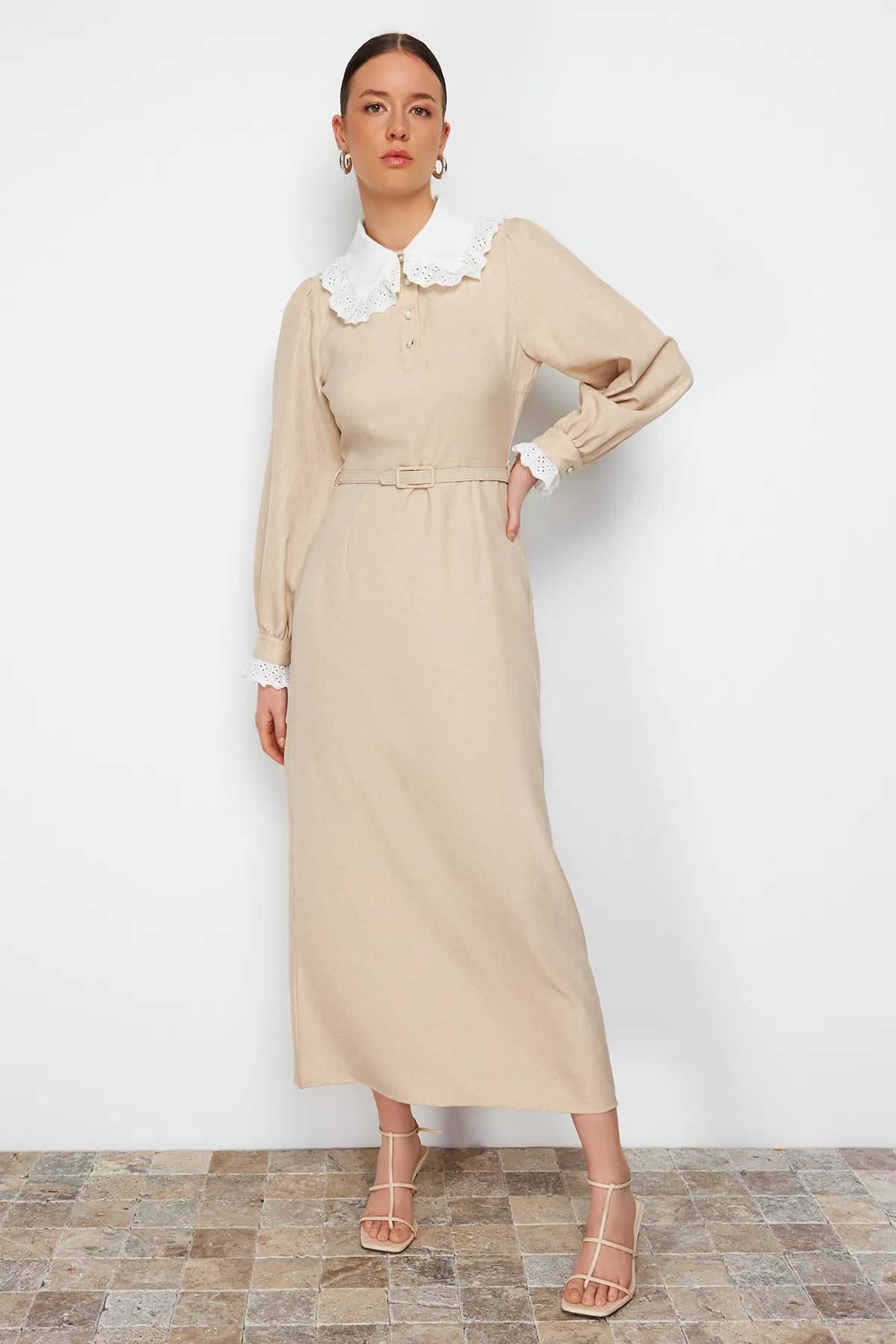Trendyol Modest  Beigefarbenes, gewebtes Kleid in A-Linie mit Kragen und Ärmeln und Spitze TCTSS24EB00170