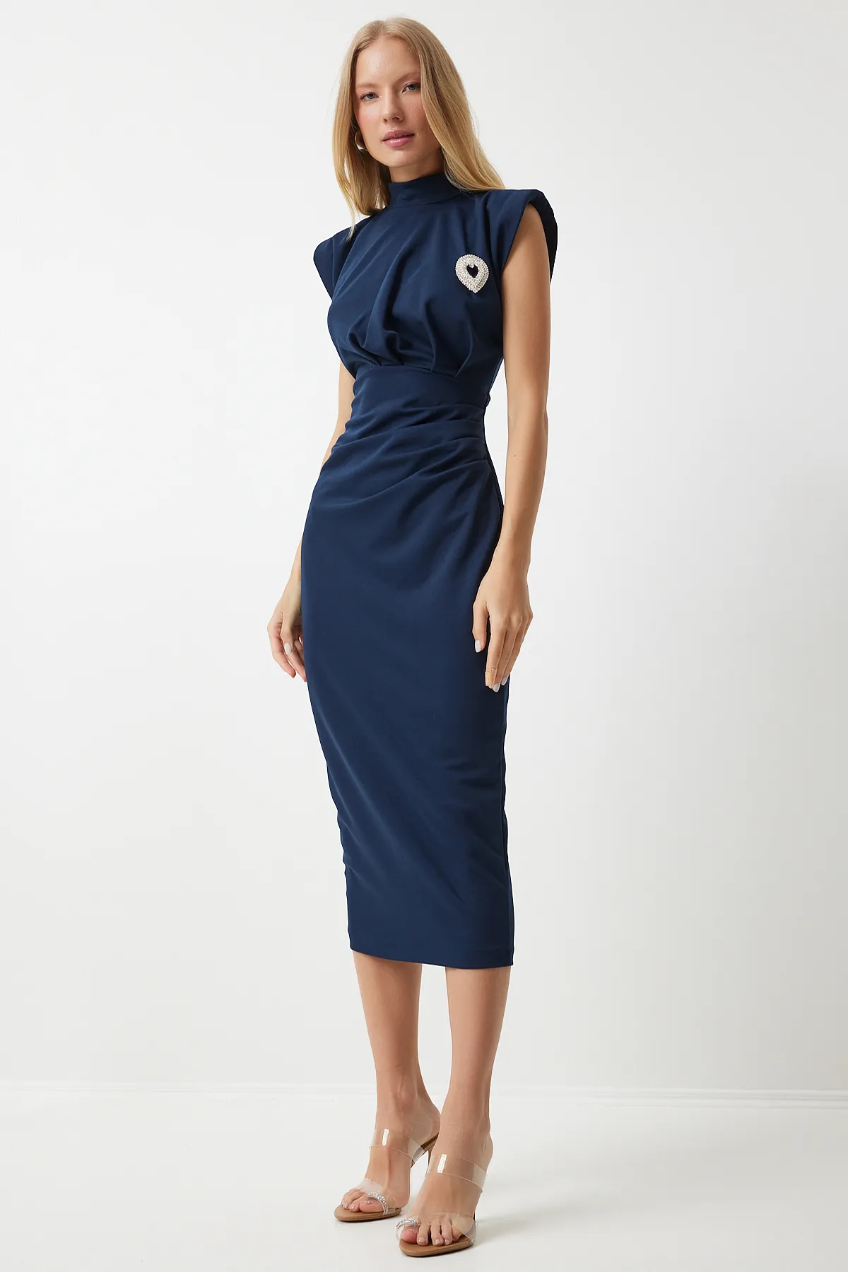Happiness İstanbul  Marineblaues stilvolles Strickkleid mit Brosche und Kordelzug, Saran Modell DE00029