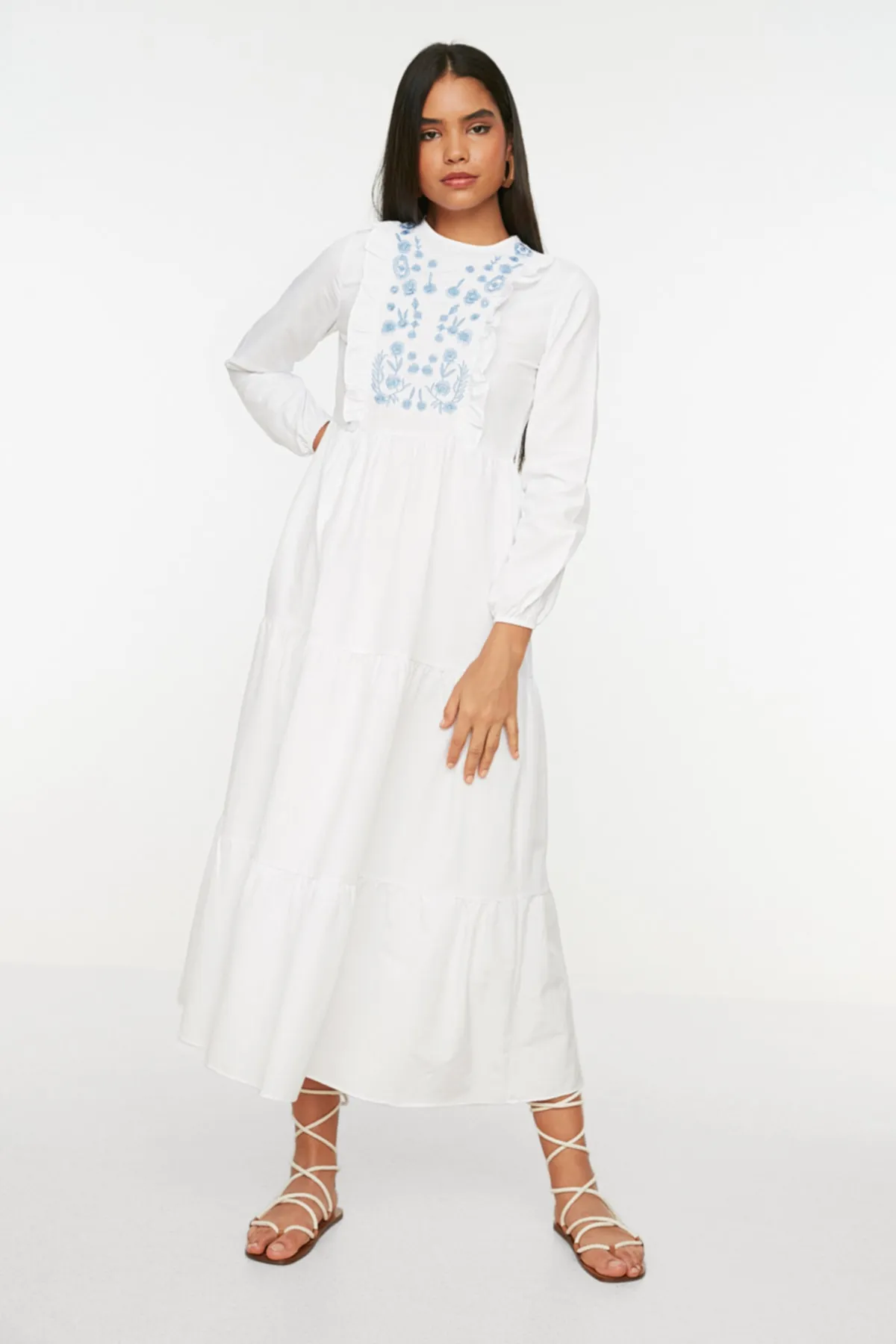 Trendyol Modest  Weißes, besticktes Webkleid mit Rüschendetail TCTSS22EB0004