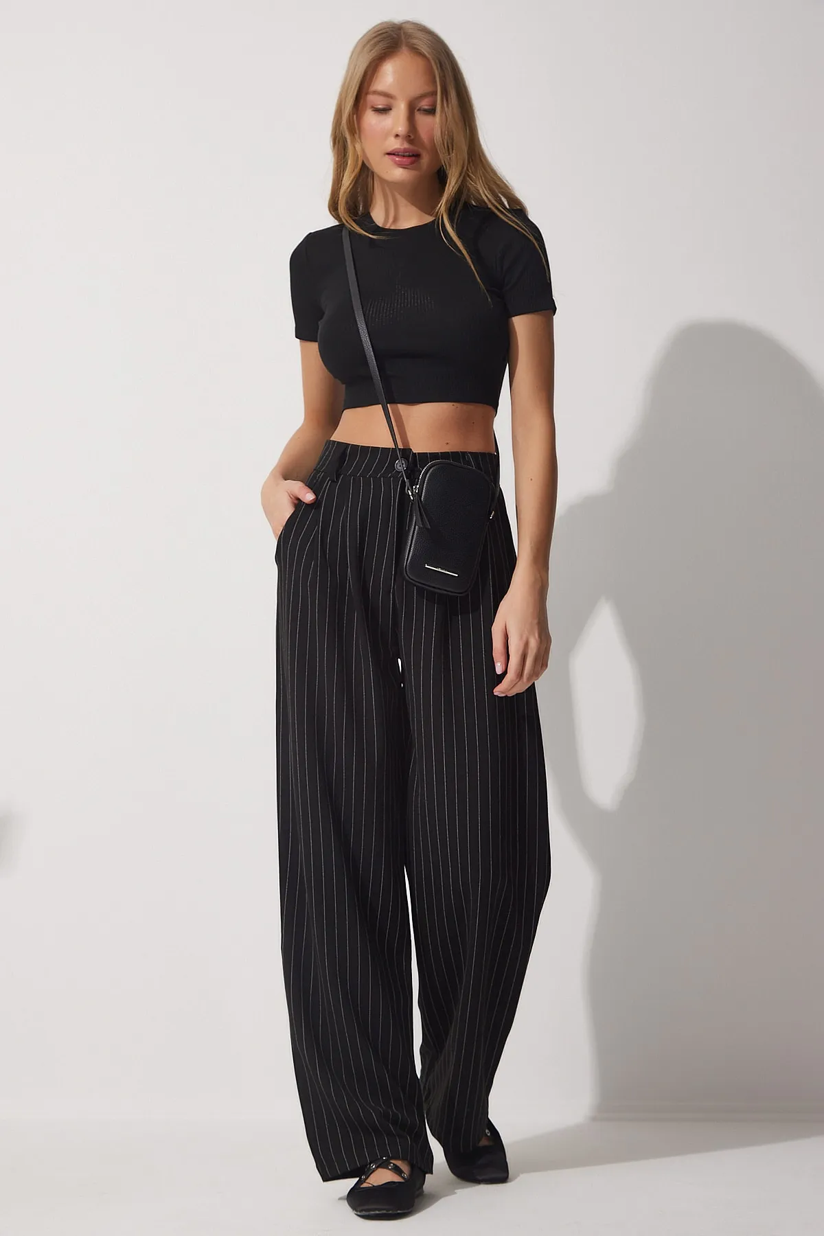 Happiness İstanbul  Schwarze, dünn gestreifte Darts-Hose mit weitem Bein für Damen HF00416