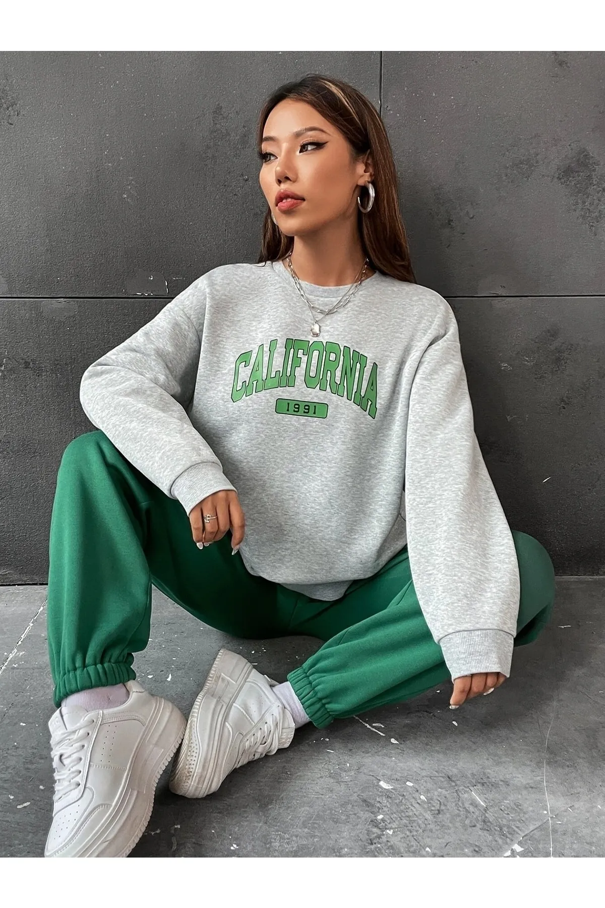 Know  Grau-grüner „California 1991“-Trainingsanzug mit Übergröße für Damen