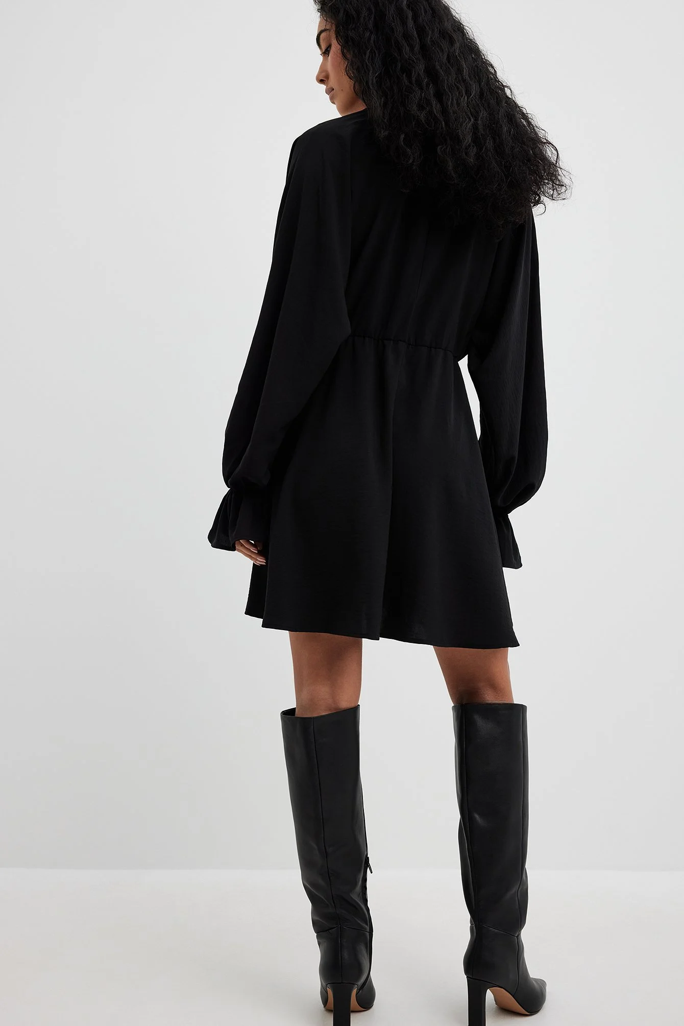Fließendes Minikleid mit langen Ärmeln
