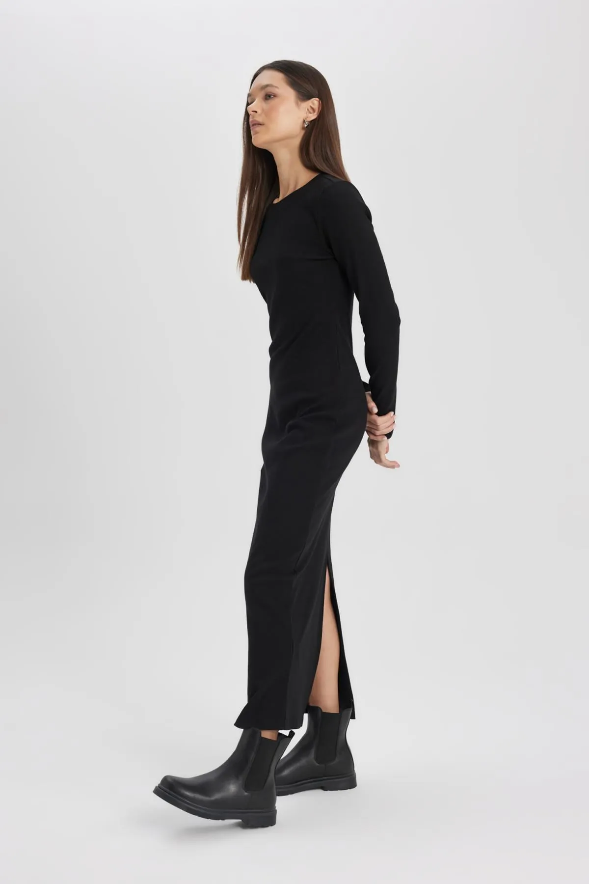 DeFacto  Figurbetontes, geripptes Rundhals-Maxikleid mit langen Ärmeln und Camisole-Ausschnitt C1515ax24sp