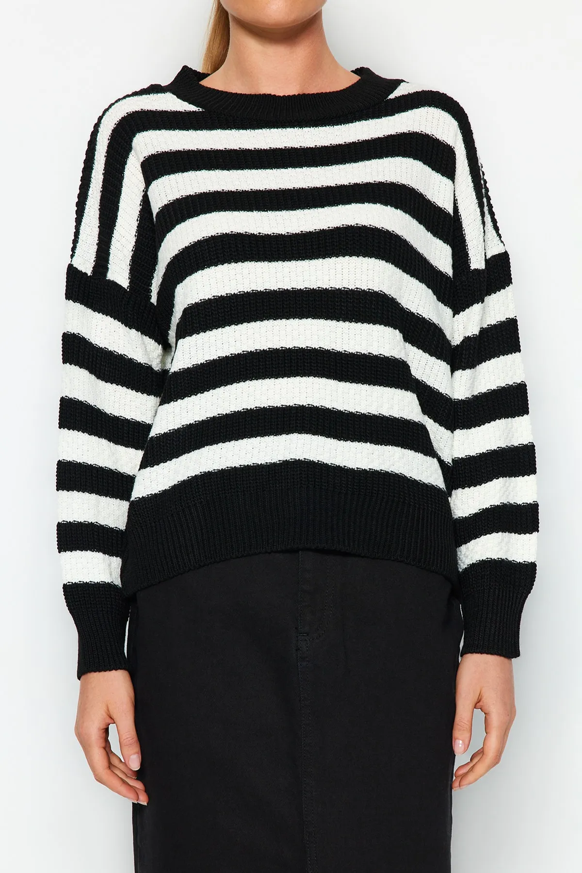 Trendyol Collection  Schwarzer Strickpullover mit weiter Passform TWOAW23KZ00516