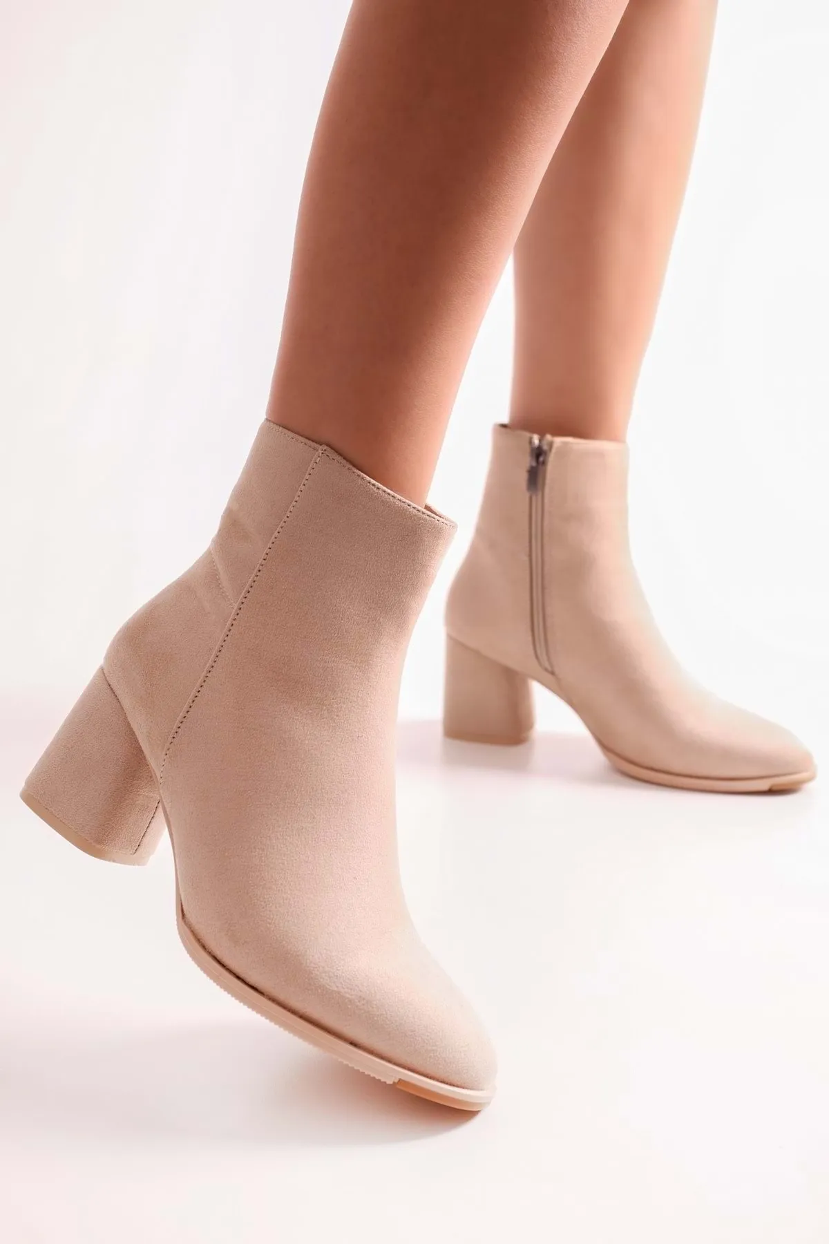 Shoeberry  Haylee Beige Wildleder-Stiefel für Damen Beige Wildleder