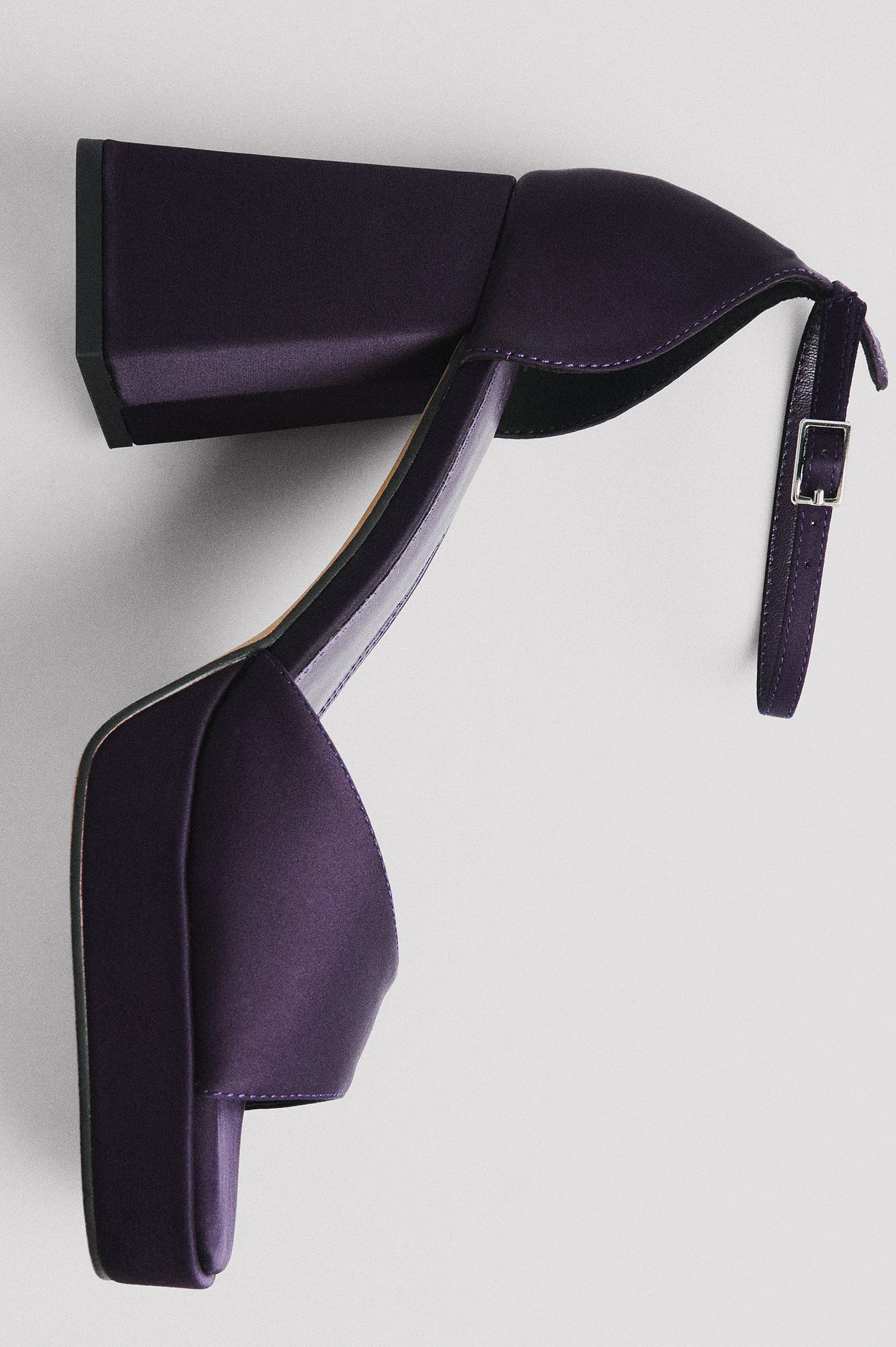 Plateau-High-Heels aus Satin