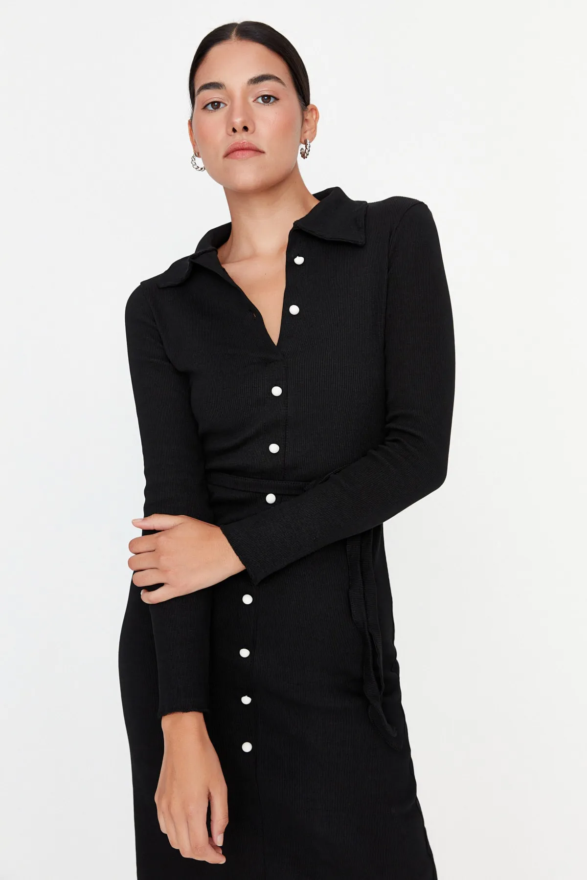 Trendyol Collection  Schwarzes, langärmeliges, geripptes, dehnbares Midi-Strickkleid mit Polokragen und Knöpfen TWOAW23EL00115