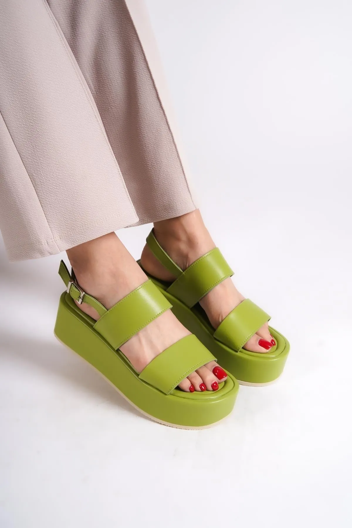 Capone Outfitters  Capone dicke, doppelt geschnallte Keilabsatz-Pistaziengrüne Damen-Flatform-Sandalen