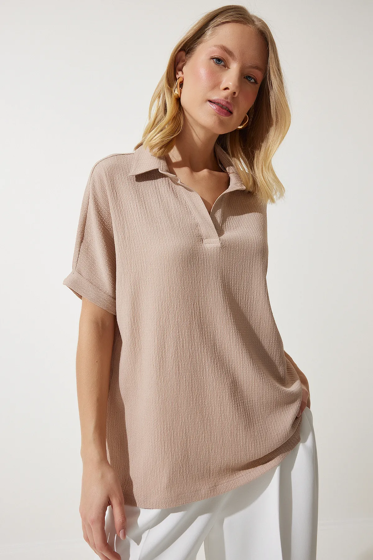Happiness İstanbul  Gestrickte Crinkle-Bluse mit Biscuit-Polokragen für Damen DD01299