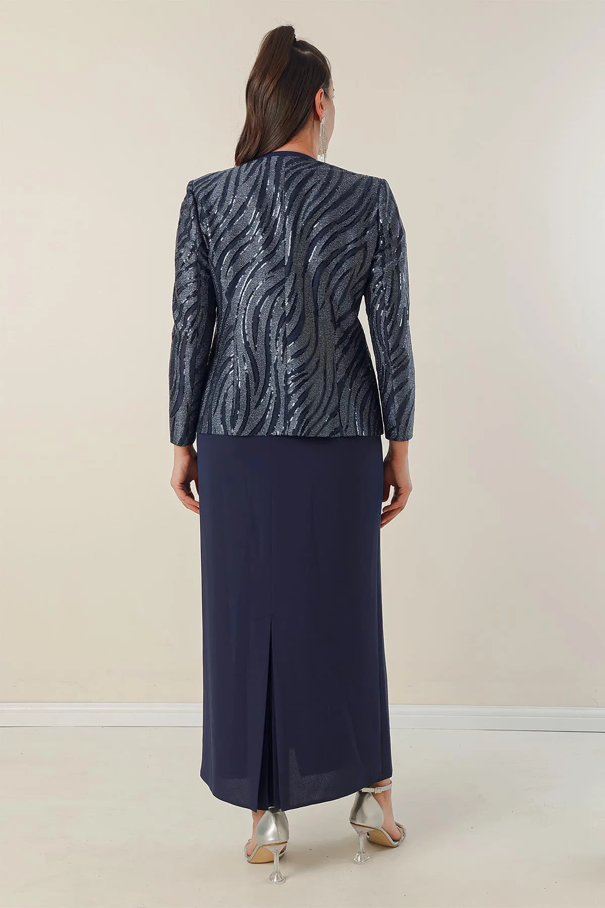 By Saygı  Zweiteiliges Set mit Paillettenjacke, gefüttertem Kreppkleid mit Halbmondärmeln und Übergröße
