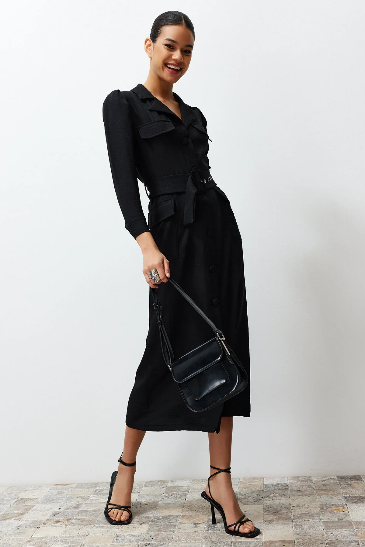Trendyol Modest  Schwarzes gewebtes Hemdblusenkleid in Leinenoptik mit Gürtel TCTSS24EB00017