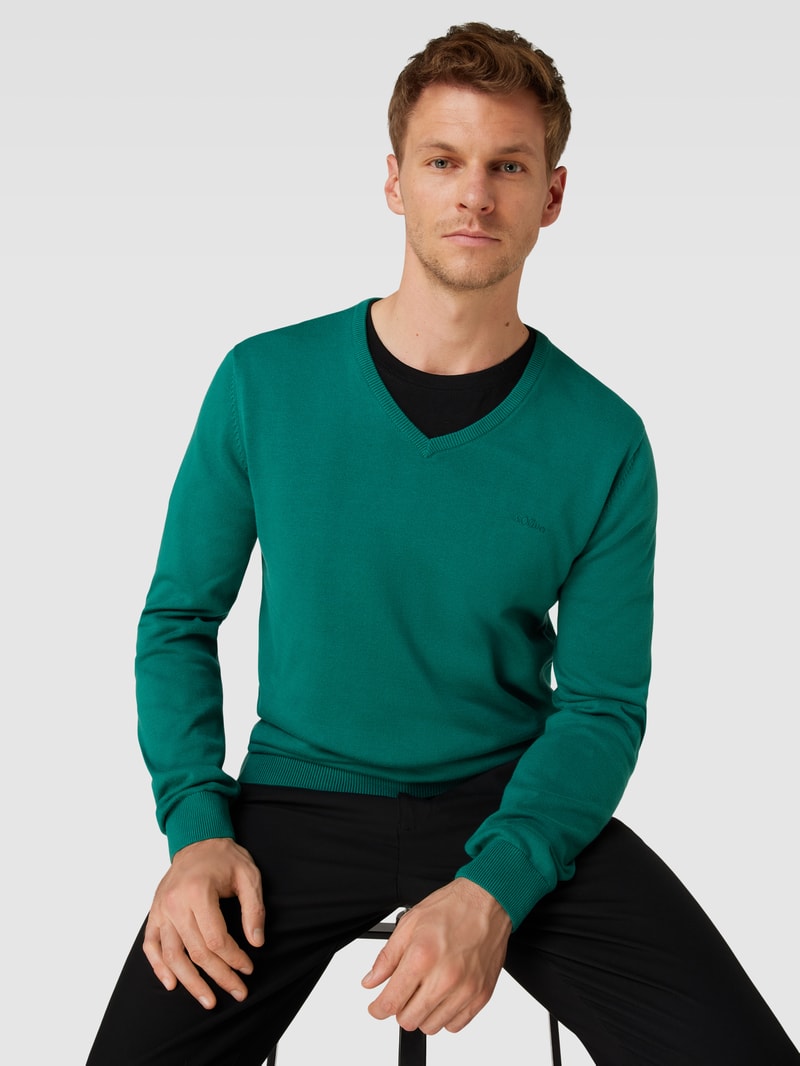 Strickpullover mit V-Ausschnitt in bottle