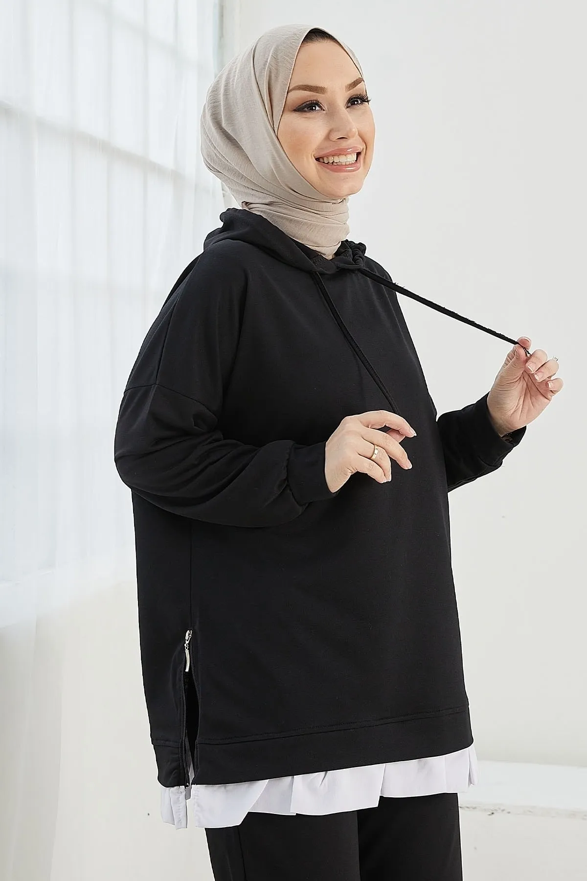 InStyle  Losya Doppelanzug mit Kapuze und seitlichen Reißverschlüssen – Schwarz