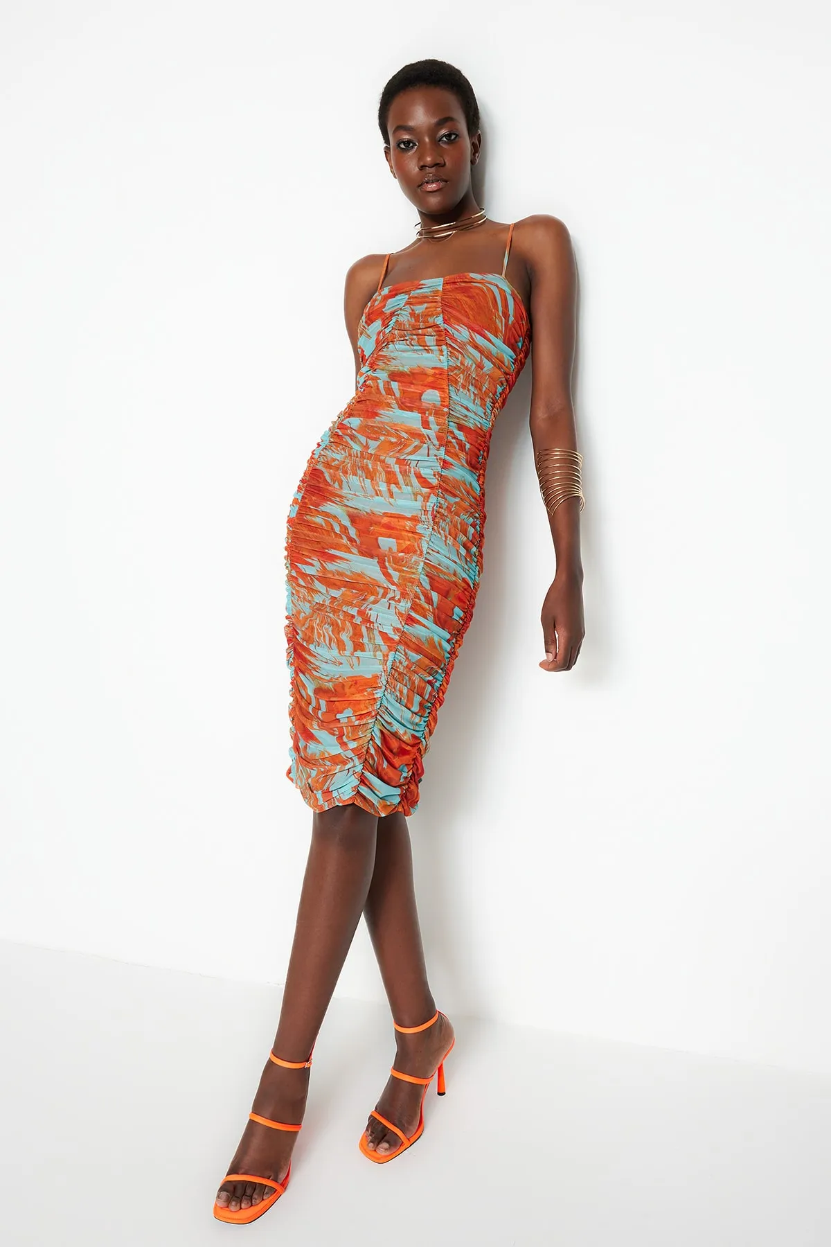 Trendyol Collection  Mehrfarbiges, am Körper gefüttertes, figurbetontes, mit Tüll bedrucktes, elegantes Abendkleid TPRSS23EL00362
