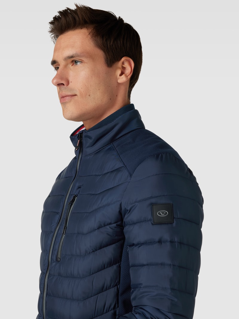 Steppjacke mit Label-Patch in marineblau