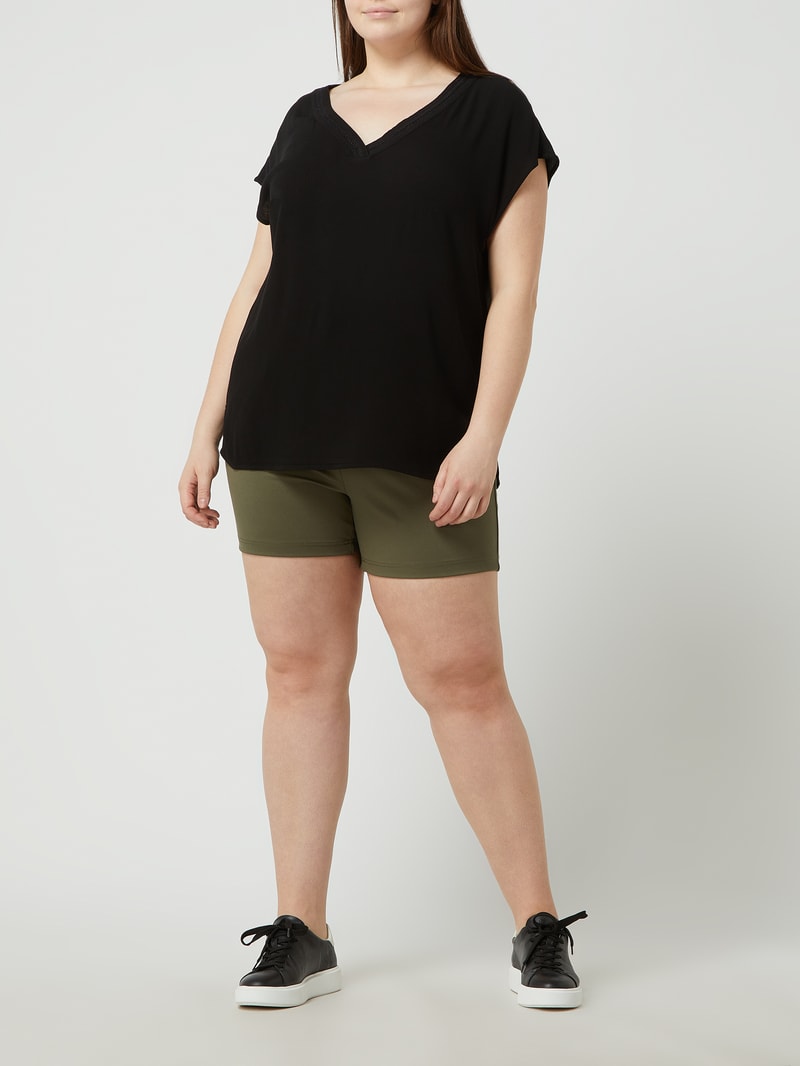 PLUS SIZE Shorts mit Stretch-Anteil Modell 'Trash Life' in olivgrün