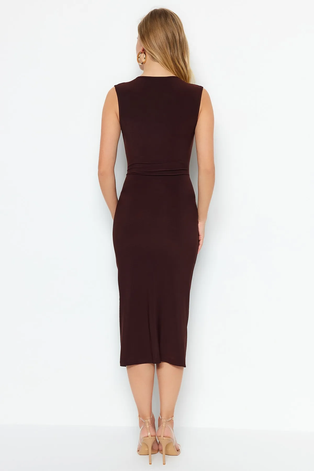 Trendyol Collection  Dunkelbraunes tailliertes/tailliertes Midi-Bleistiftkleid aus flexiblem Strick mit Raffdetail TWOSS23EL00751