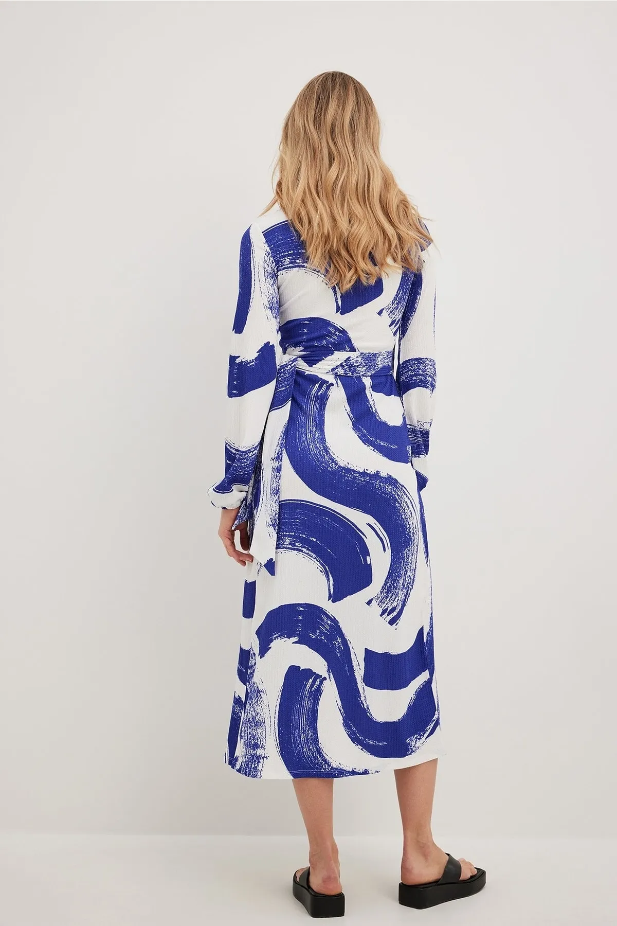 NA-KD  Strukturiertes Midi-Wickelkleid.