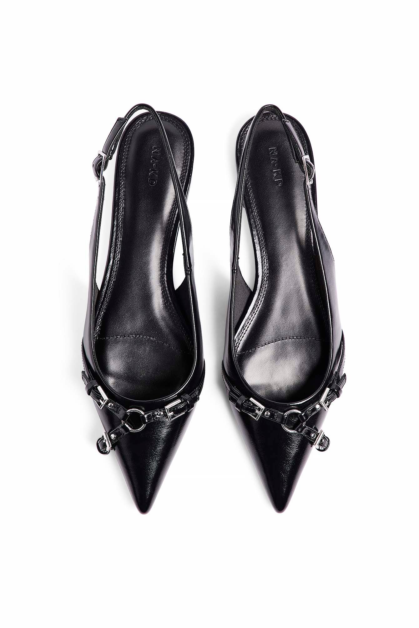 Flache Schuhe mit Metalldetails