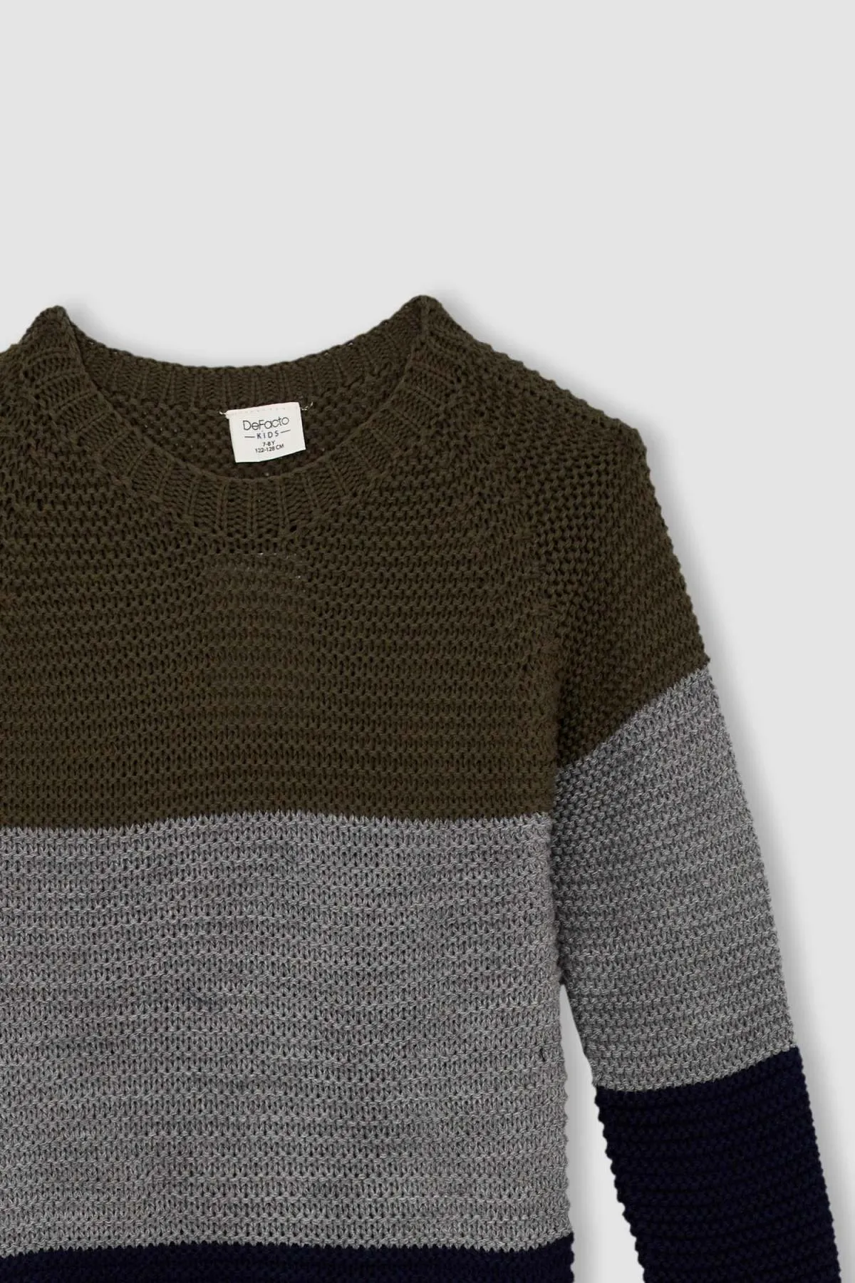 DeFacto  Jungenpullover mit normaler Passform und Rundhalsausschnitt R3179a622au
