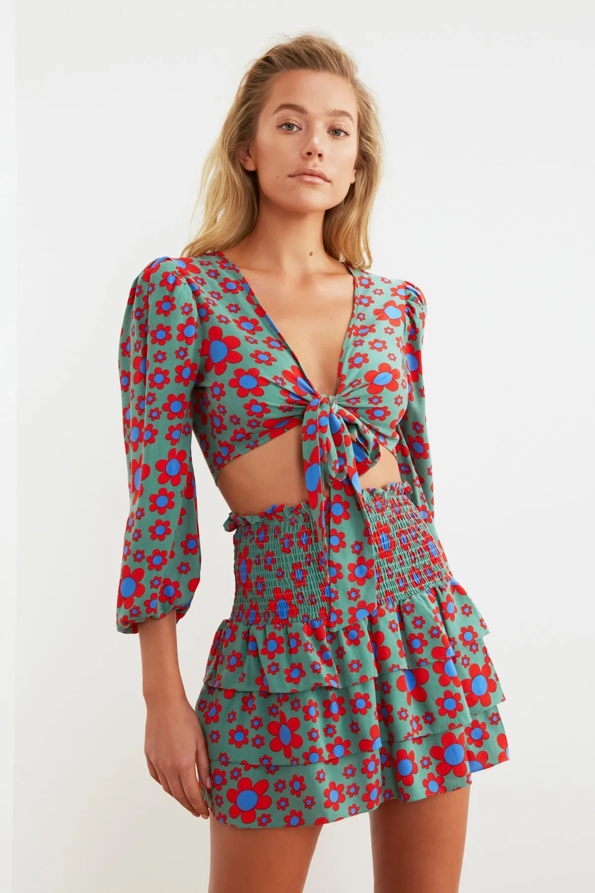 Trendyol Collection  Grünes florales Gipeli-Strand-Hose-Top-Set mit Volants TBESS20AU0033