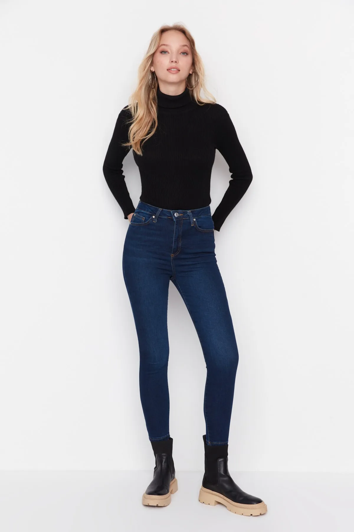 Trendyol Collection  Marineblaue Skinny-Jeans mit superhoher Taille TWOSS22JE0560