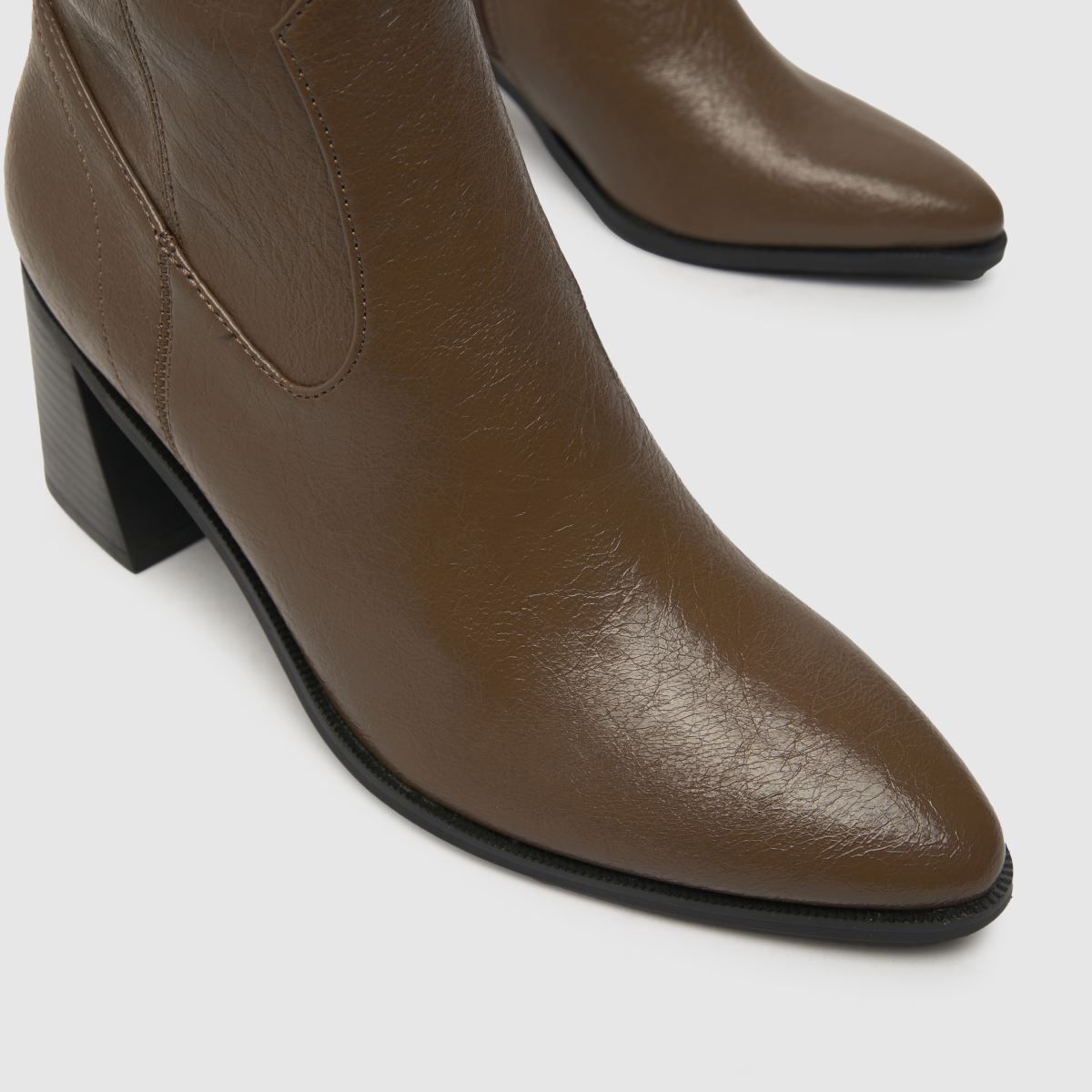 Schuh Bronte – Mörkbruna stövlar med blocksockor