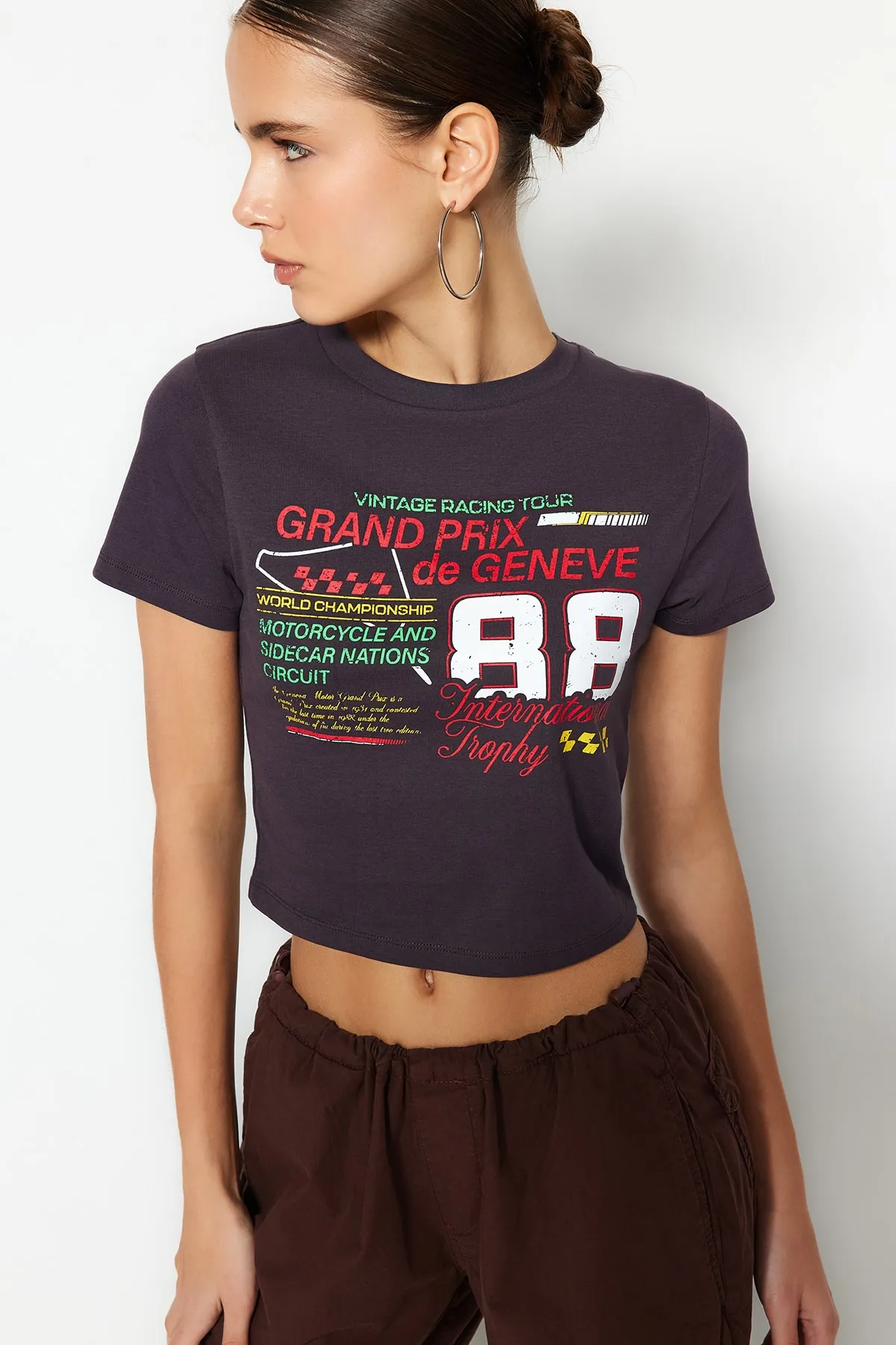Trendyol Collection  Anthrazitfarbenes, figurbetontes, kurzes Strick-T-Shirt aus 100 % Baumwolle mit Slogan-Aufdruck TWOSS23TS00319