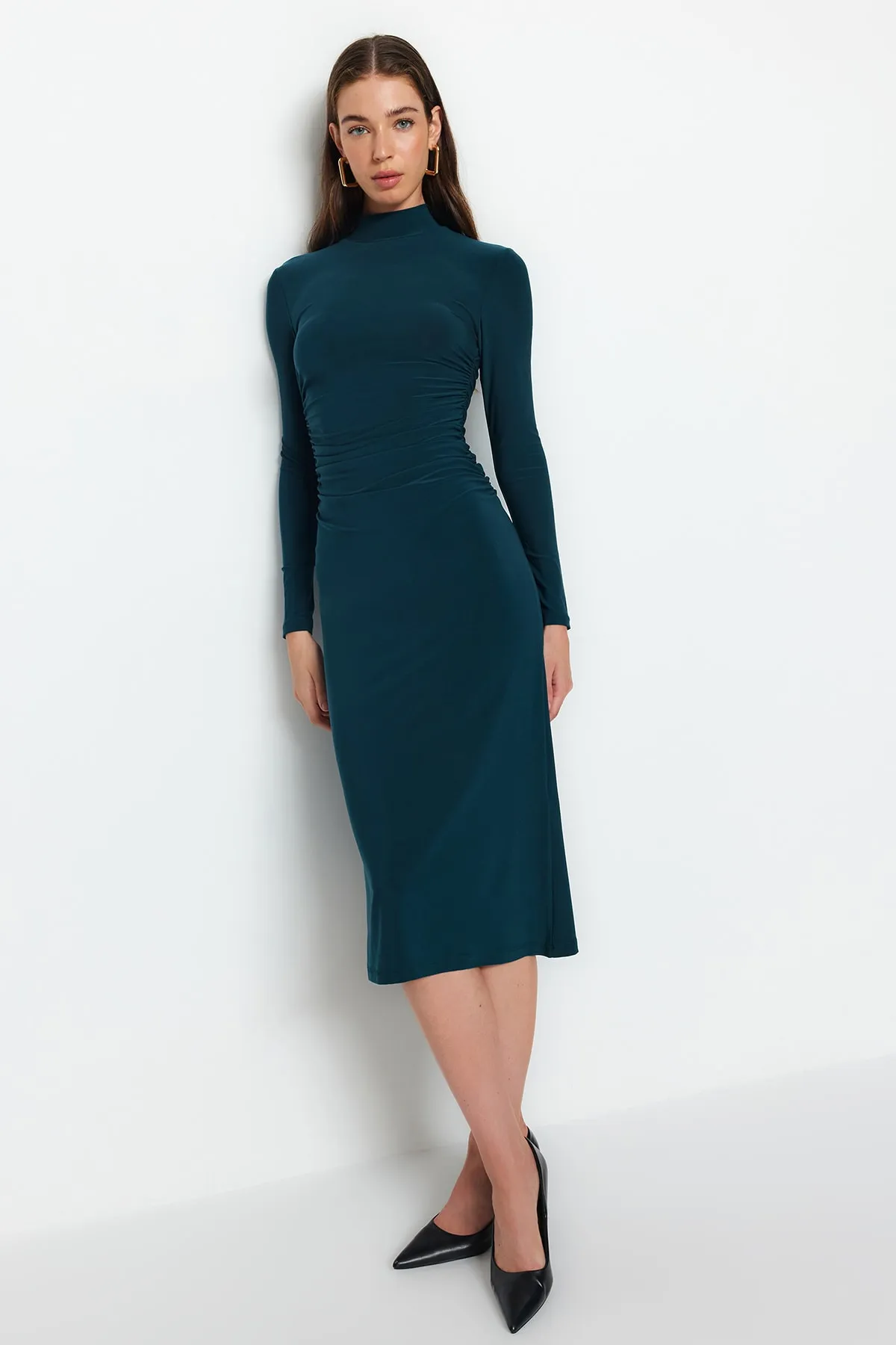Trendyol Collection  Smaragdgrünes, drapiertes, detailliertes, flexibles Midi-Strickkleid in A-Linie mit hohem Kragen TWOAW24EL00133