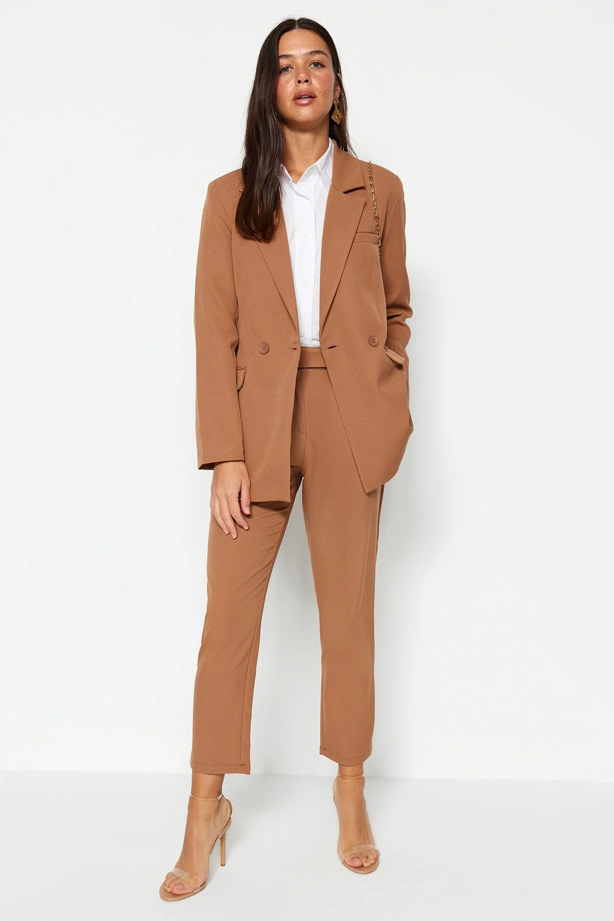 Trendyol Modest  Kamelfarbenes Blazer-Jacken-Hosen-Set aus gewebtem Oberteil und Unterteil TCTAW23US00132