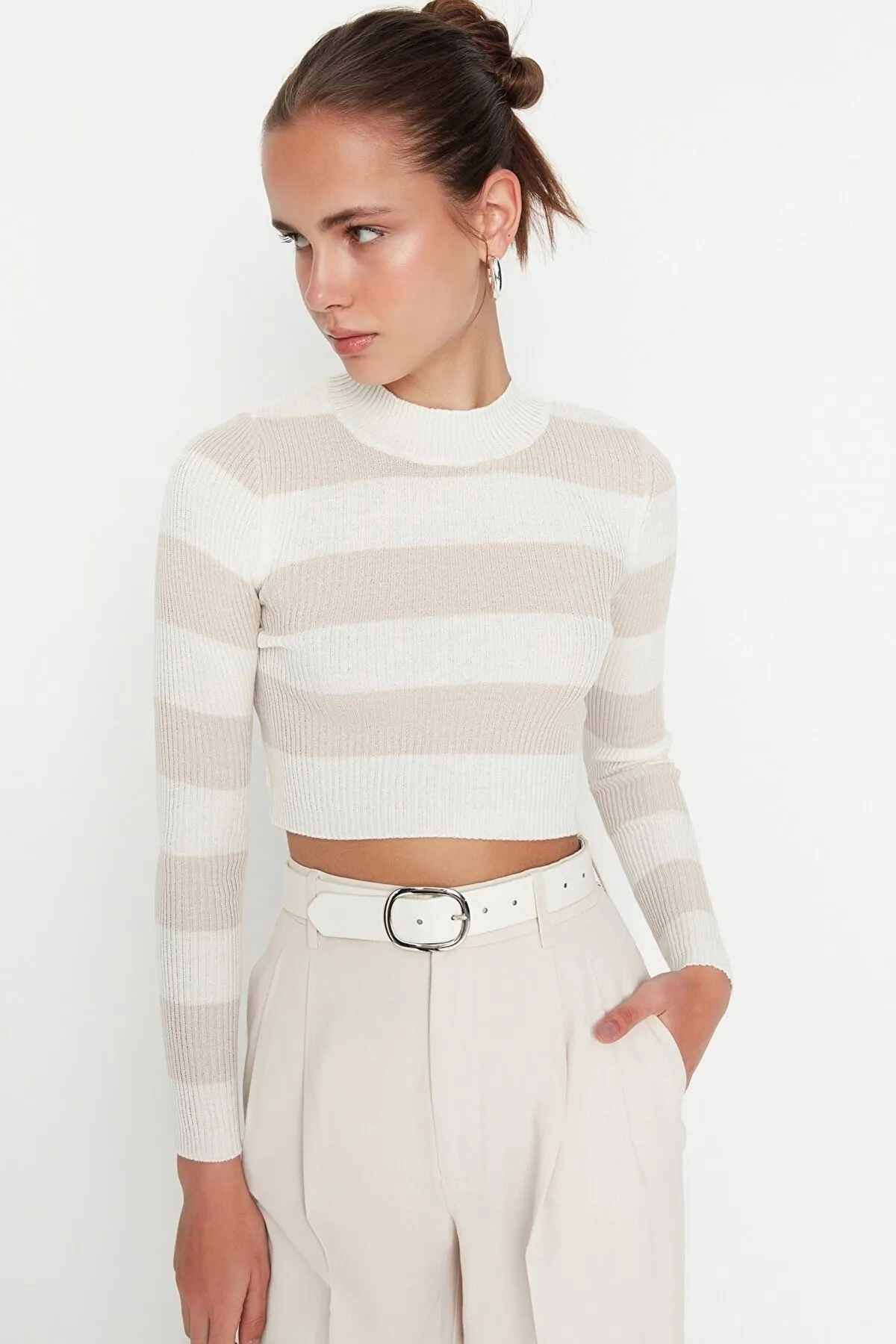 Trendyol Collection  Ecrufarbener, kurzer Strickpullover aus Baumwolle mit Streifen TWOAW20KZ0255