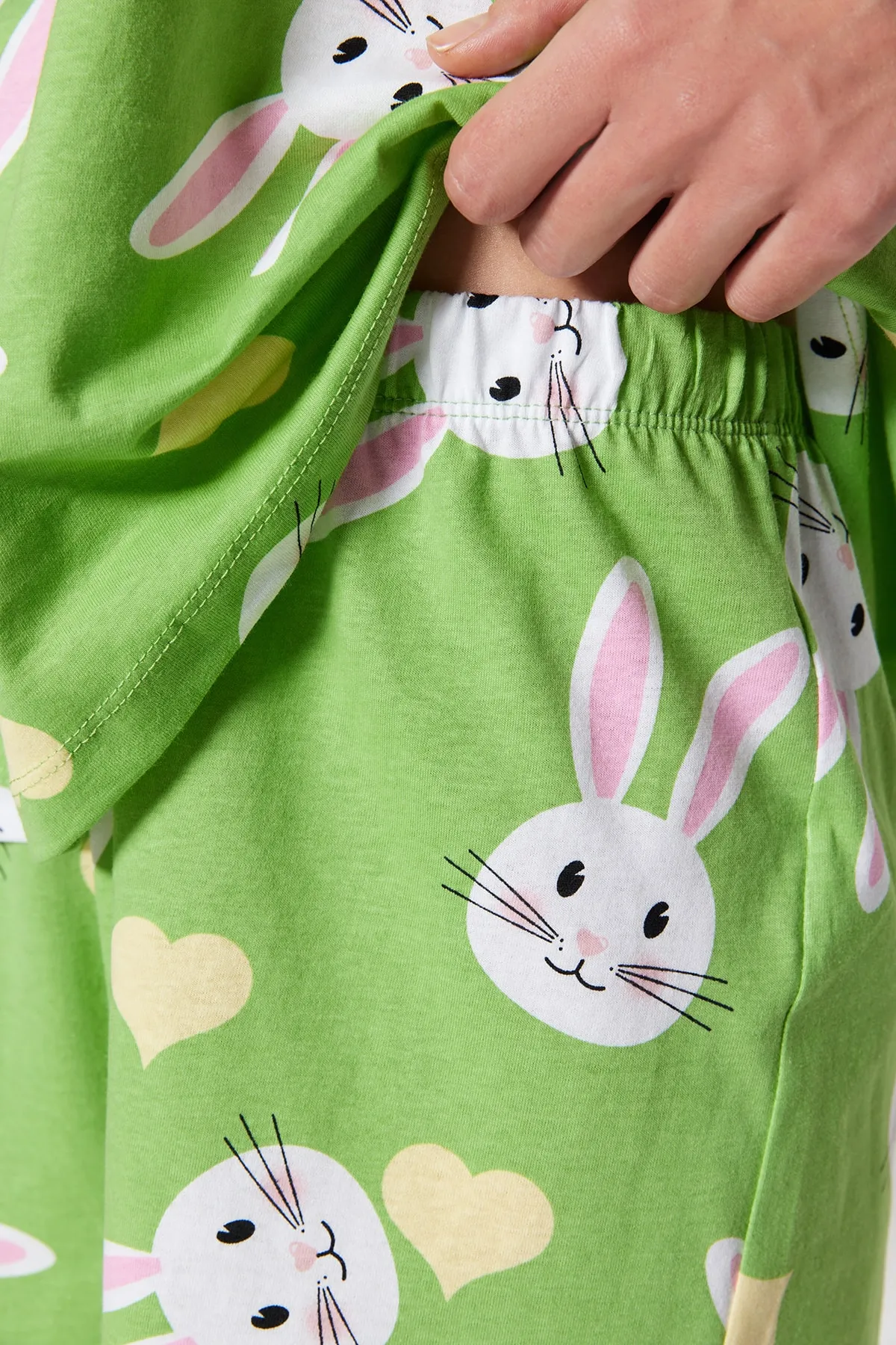 Trendyol Collection  Grünes Strickpyjama-Set mit T-Shirt und Shorts aus 100 % Baumwolle mit Herz-Hasen-Muster THMSS23PT00005