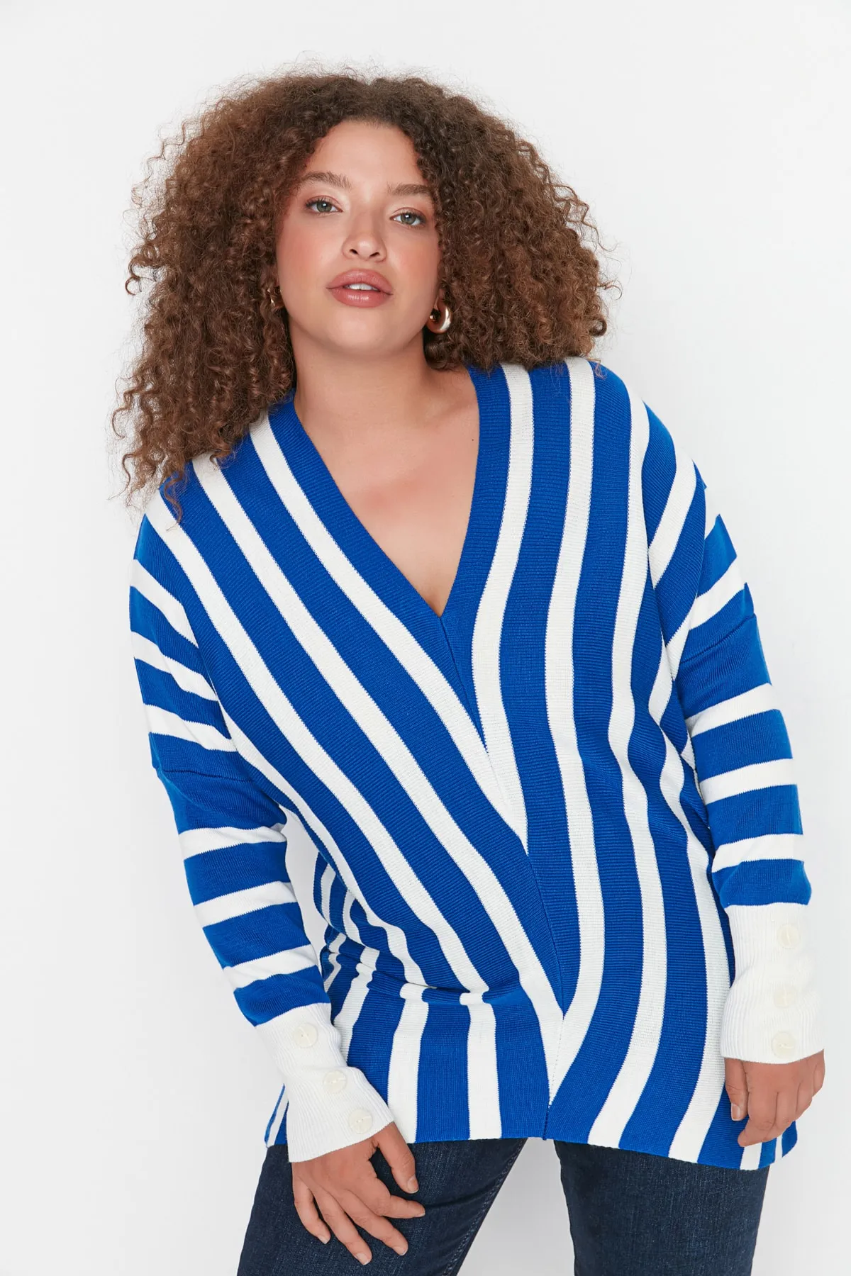 Trendyol Curve  Indigofarbener Strickpullover mit Fledermausärmeln TBBAW23AN00039