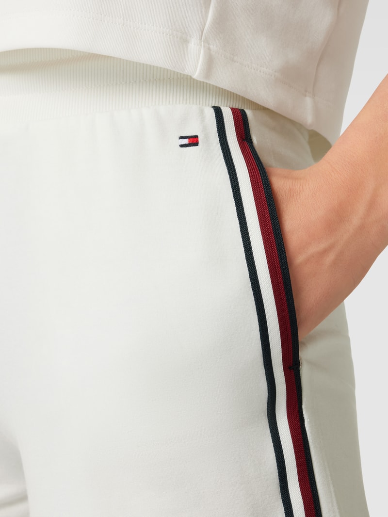 Shorts mit Kontraststreifen in ecru