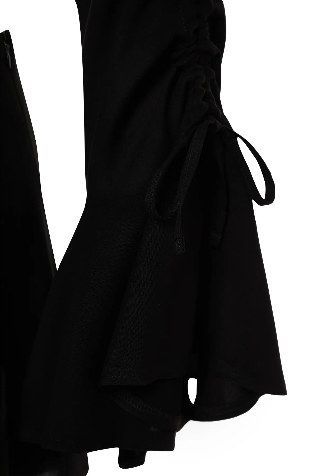 Trendyol Collection  Schwarzes Set aus gewebter Rüschenbluse und Shorts TBESS23AU00128
