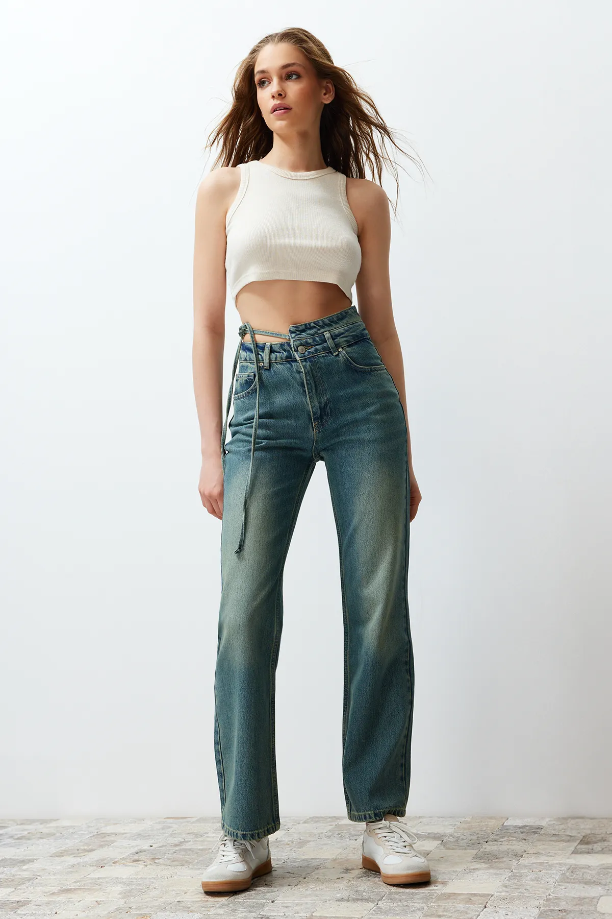 Trendyol Collection  Blaue Jeans mit hoher Taille und weitem Bein und doppelter Taille und Schnürung TWOSS24JE00193