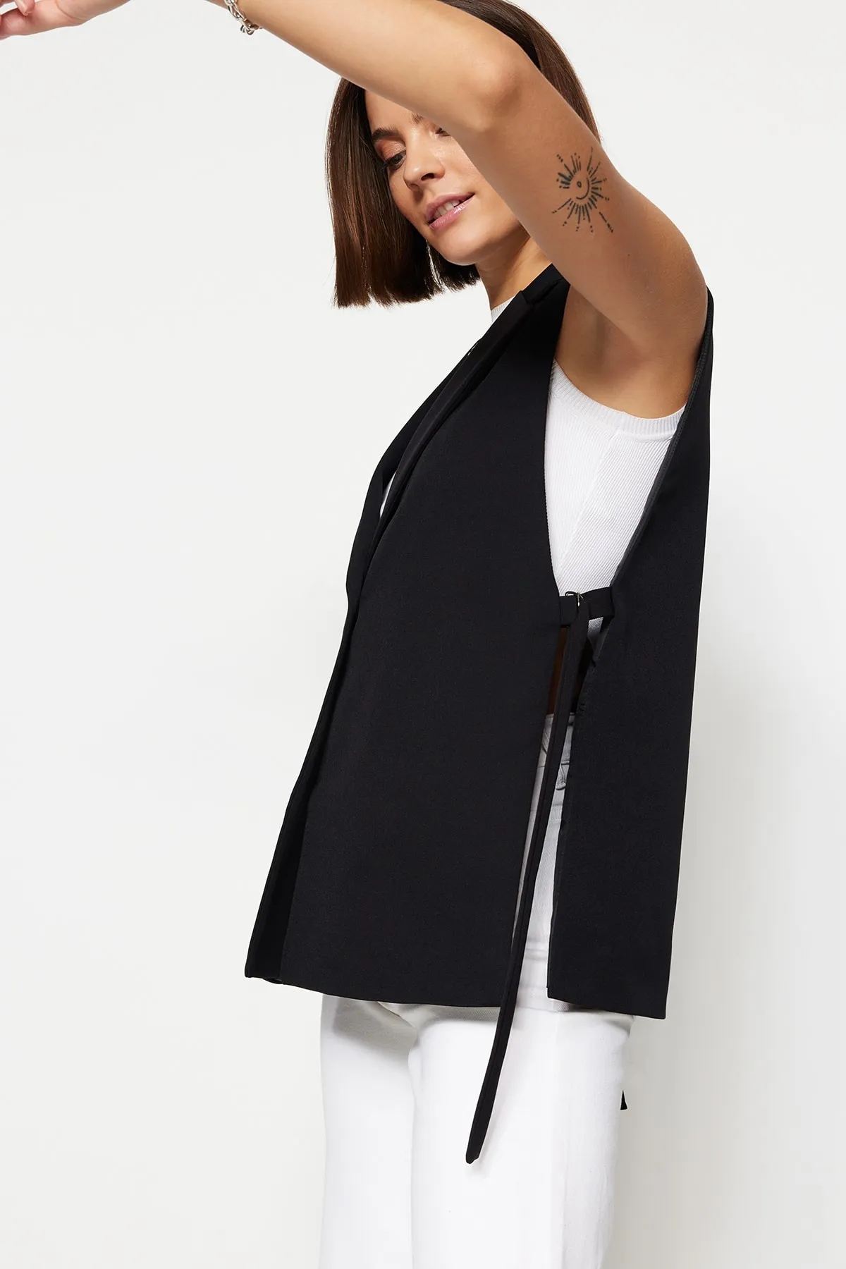 Trendyol Collection  Schwarze taillierte gewebte Weste TWOAW23YE00032