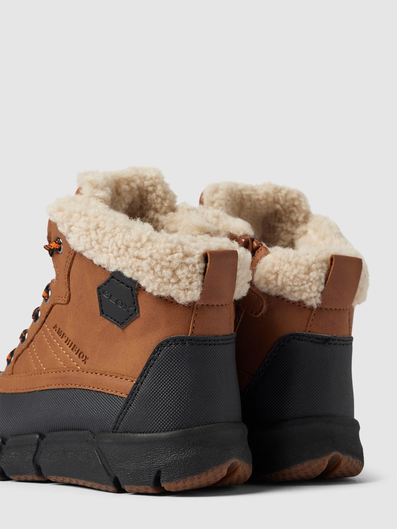 Schnürboots mit Label-Patch in camel