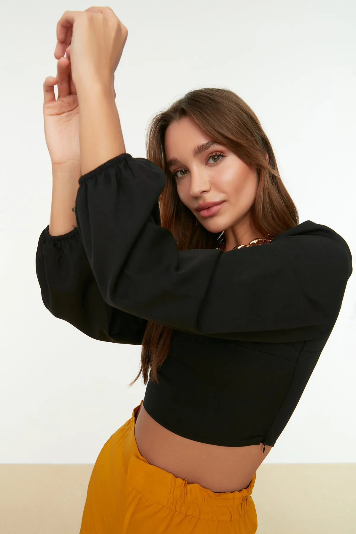 Trendyol Collection  Schwarze, kurz geschnittene, langärmlige Webbluse mit Herzausschnitt TWOSS21BZ0236