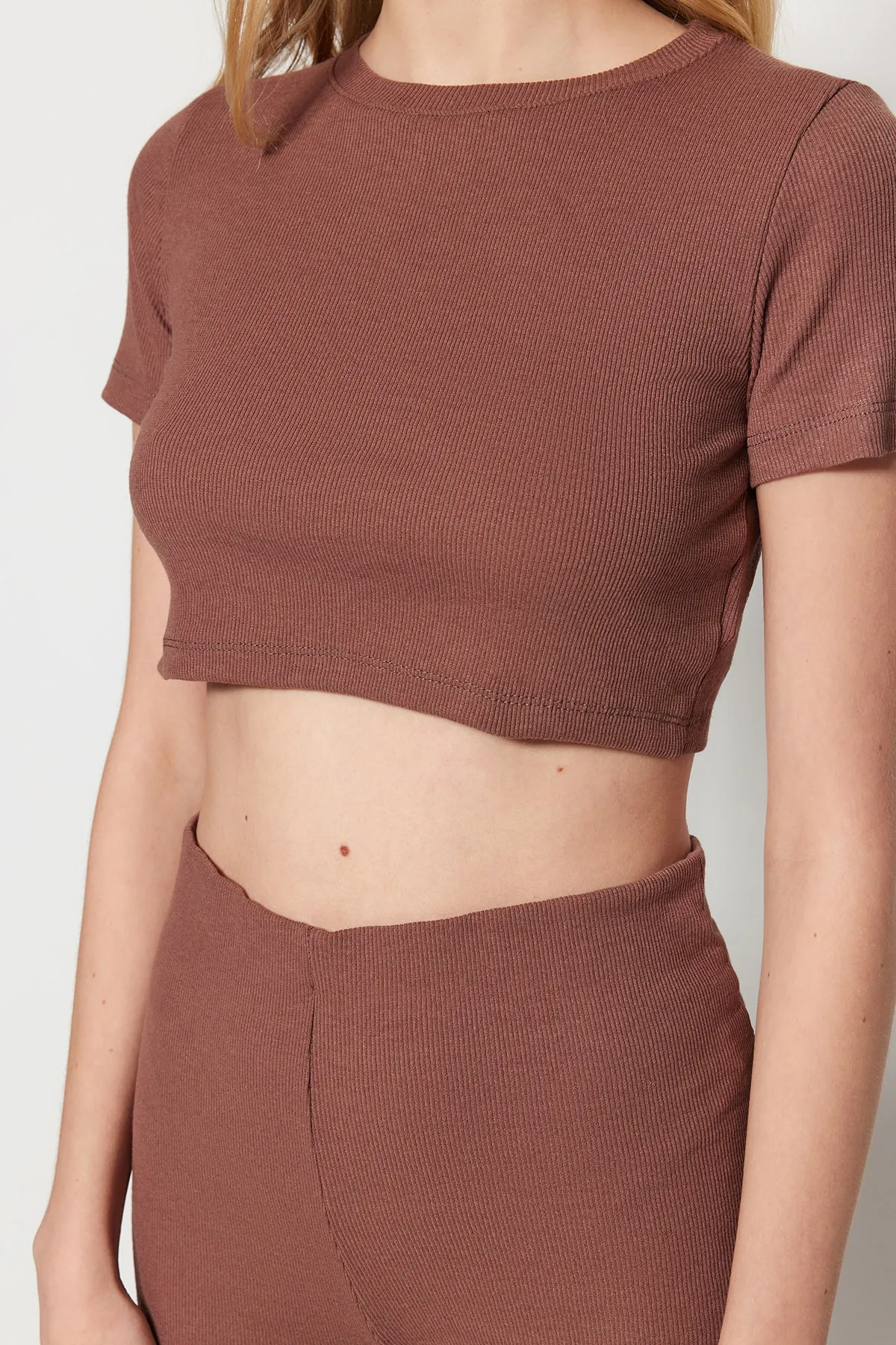 Trendyol Collection  Braunes, kurzes Set aus geripptem, flexiblem Strickoberteil und -unterteil mit Rundhalsausschnitt TWOSS21AU0160