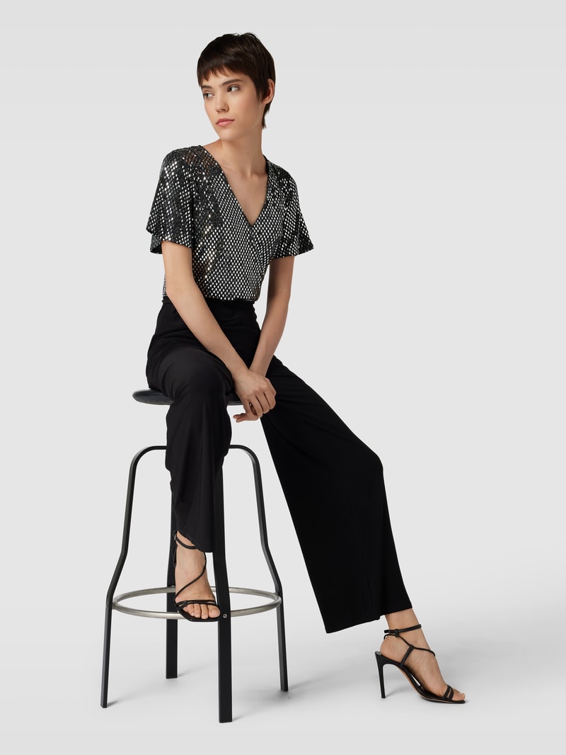 Jumpsuit mit V-Ausschnitt in schwarz