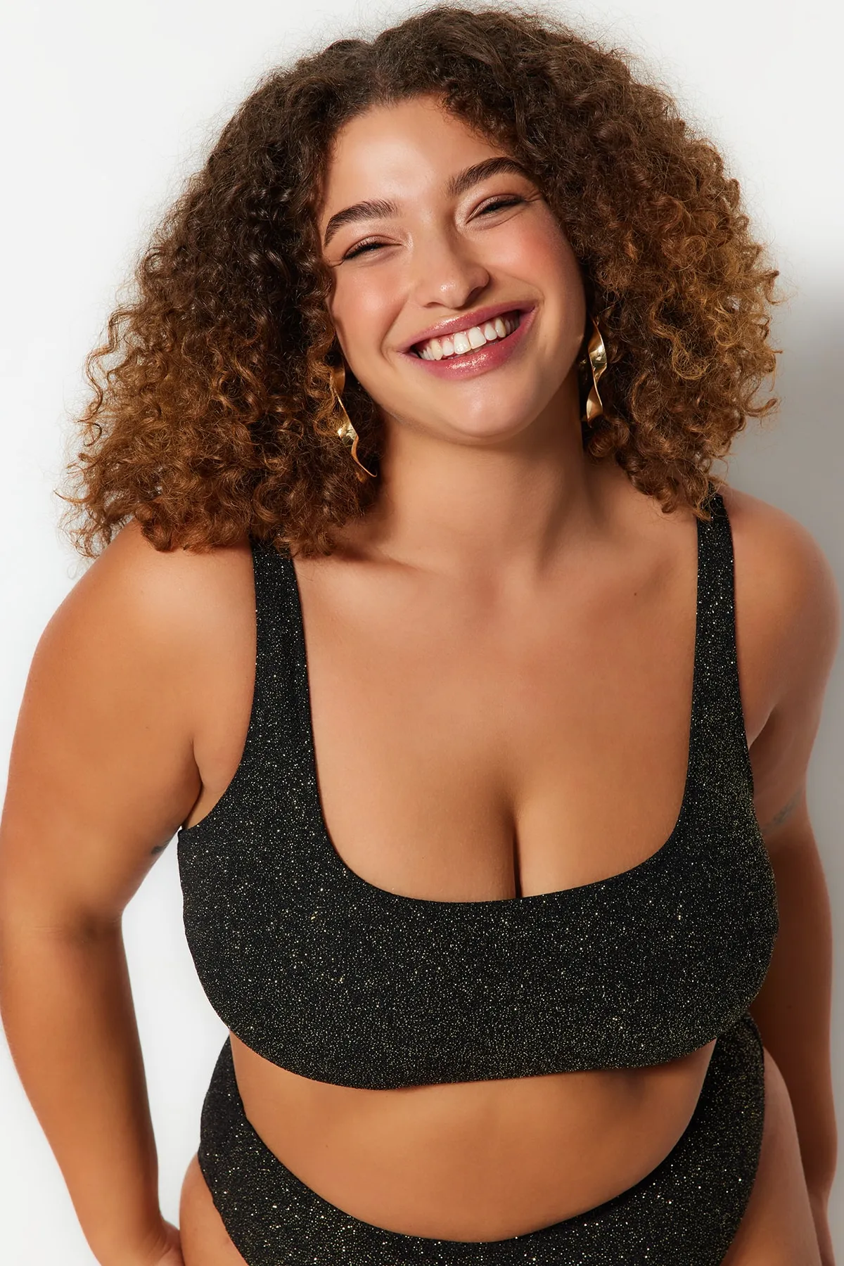 Trendyol Curve  Schwarzes Bralette-Bikinioberteil mit schlankmachendem Effekt aus Lurex-Stoff TBBSS23CT00010