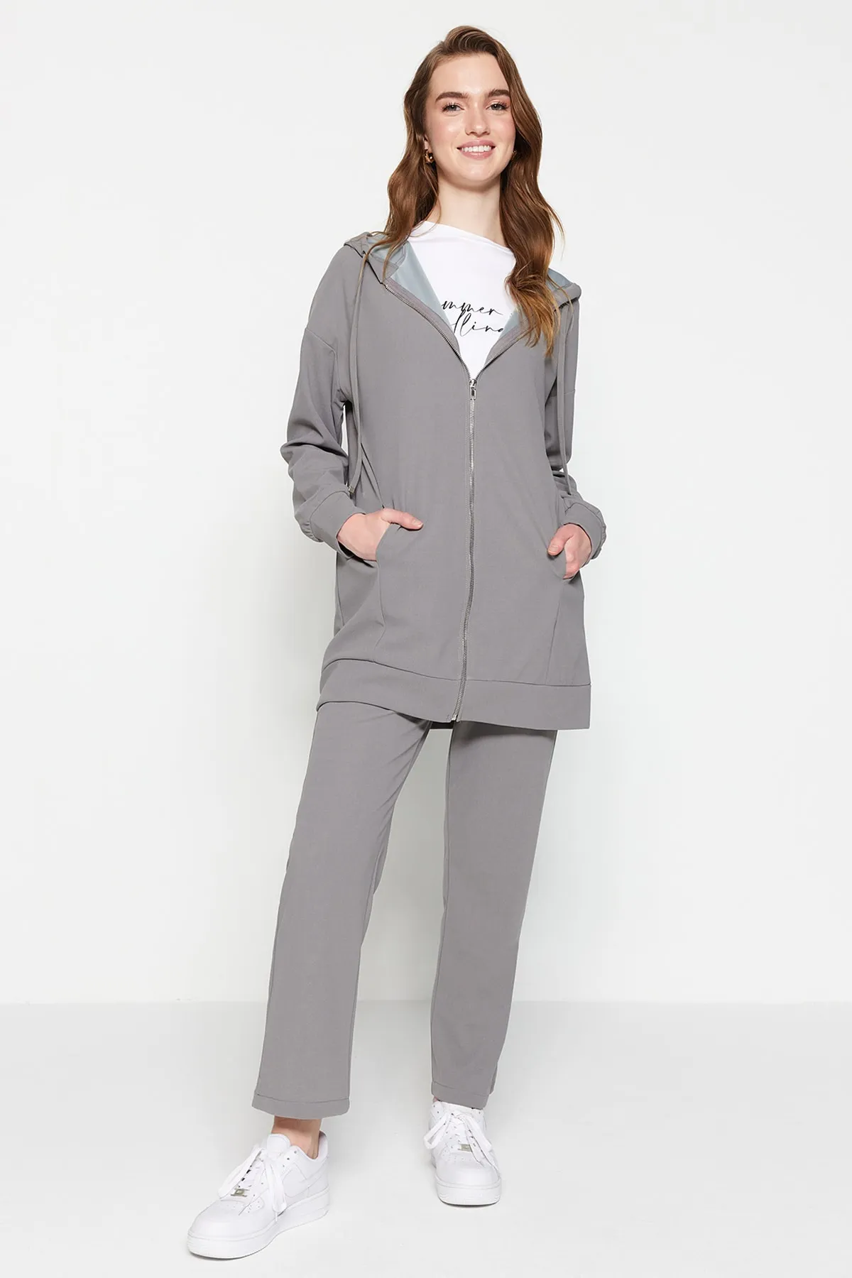 Trendyol Modest  Graues Strick-Trainingsanzug-Set mit Kapuze und Reißverschluss TCTSS21EM0091
